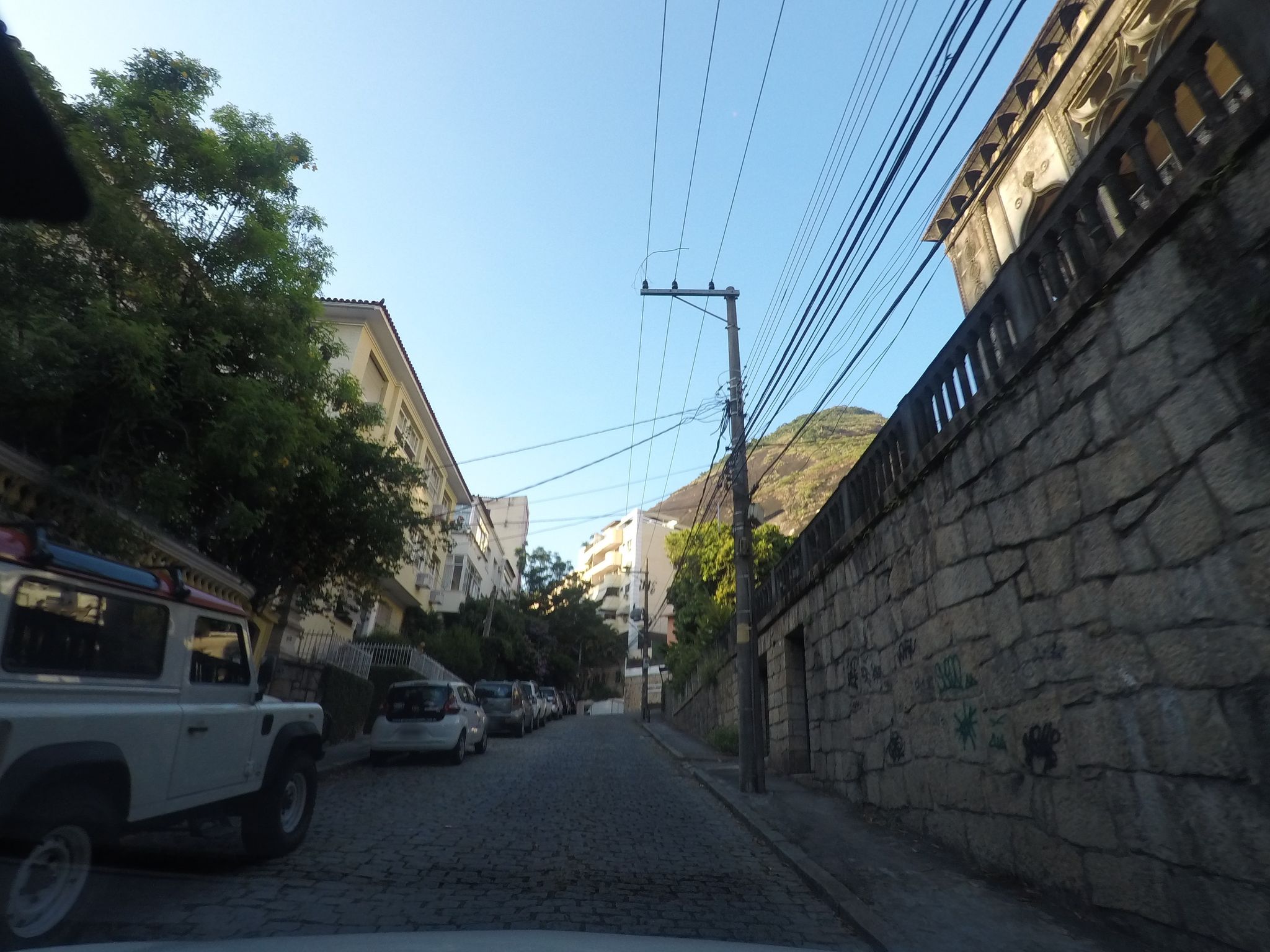 Street-level view near Edifício Heloisa, Laranjeiras