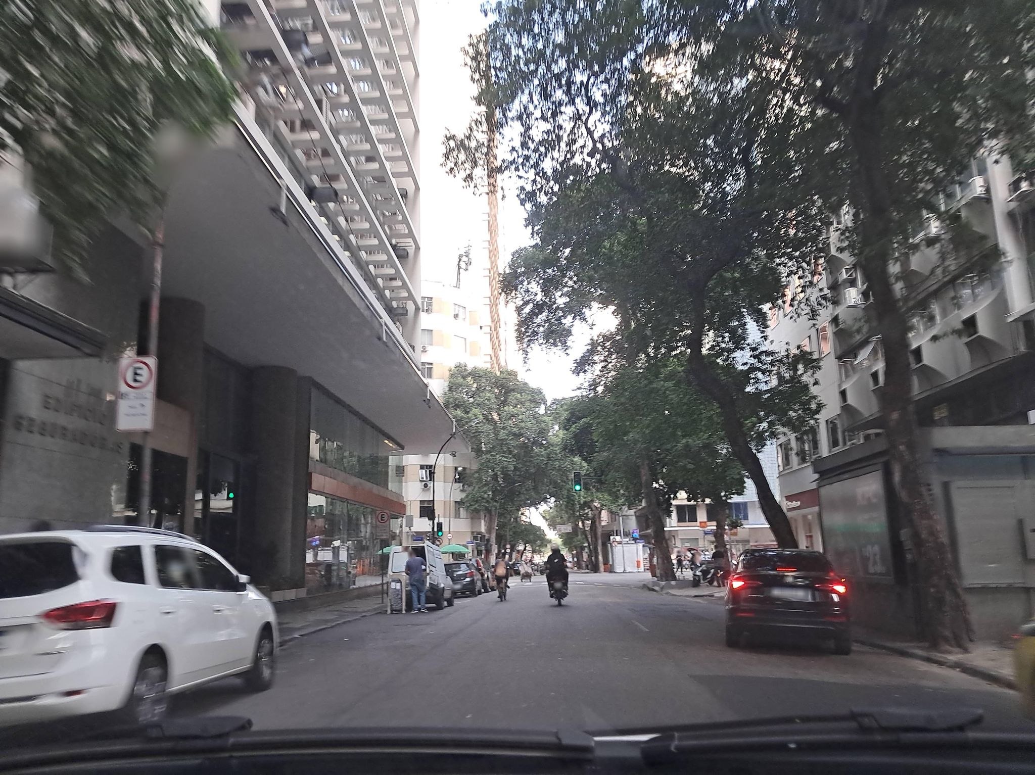 Street-level view near Edifício Henry, Centro