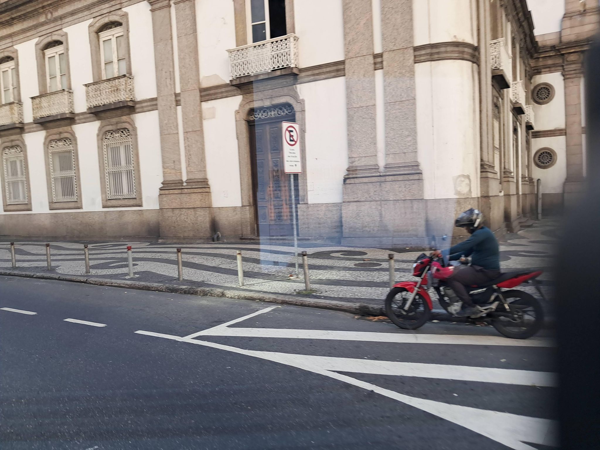 Street-level view near Edifício Hermon, Centro