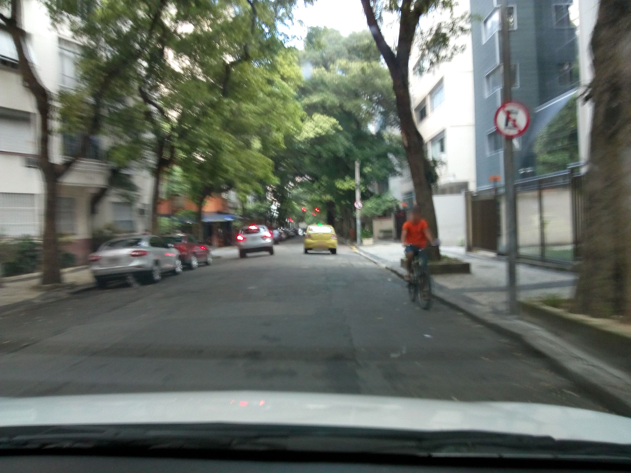 Street-level view near Edifício Heros, Copacabana