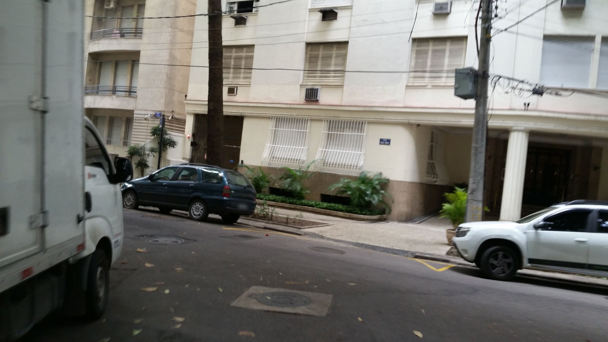 Street-level view near Edifício Hicatú, Flamengo