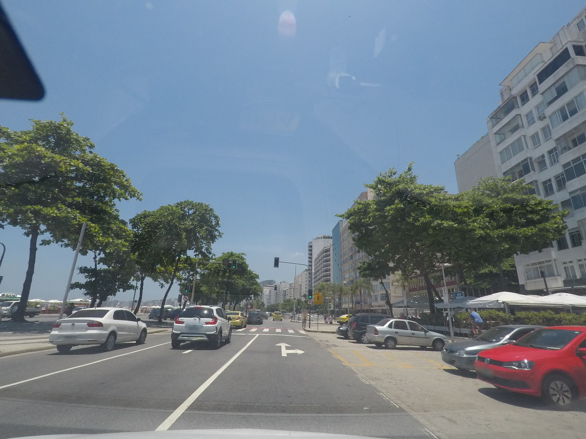 Street-level view near Edifício Himalaya, Copacabana