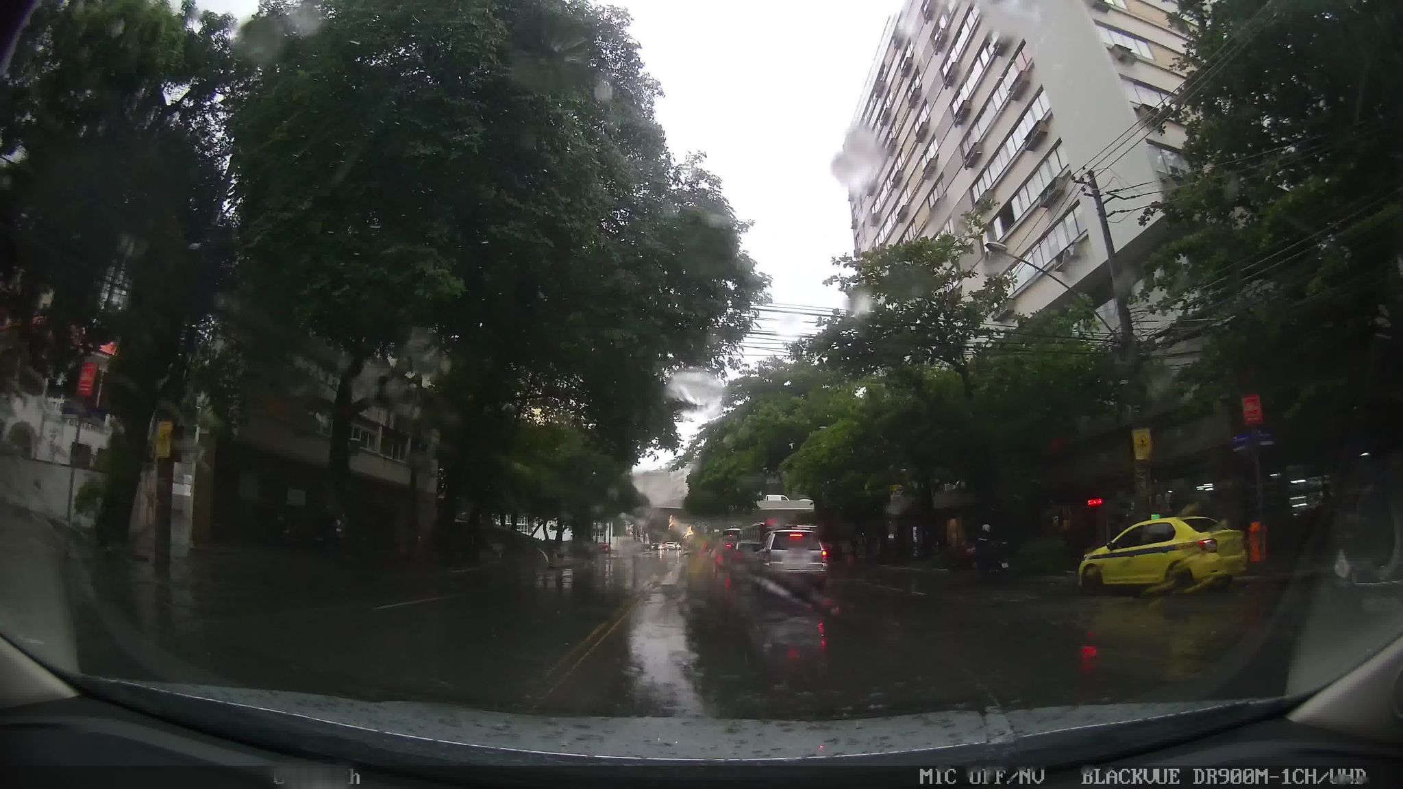 Street-level view near Edifício Hondini, Jardim Botânico