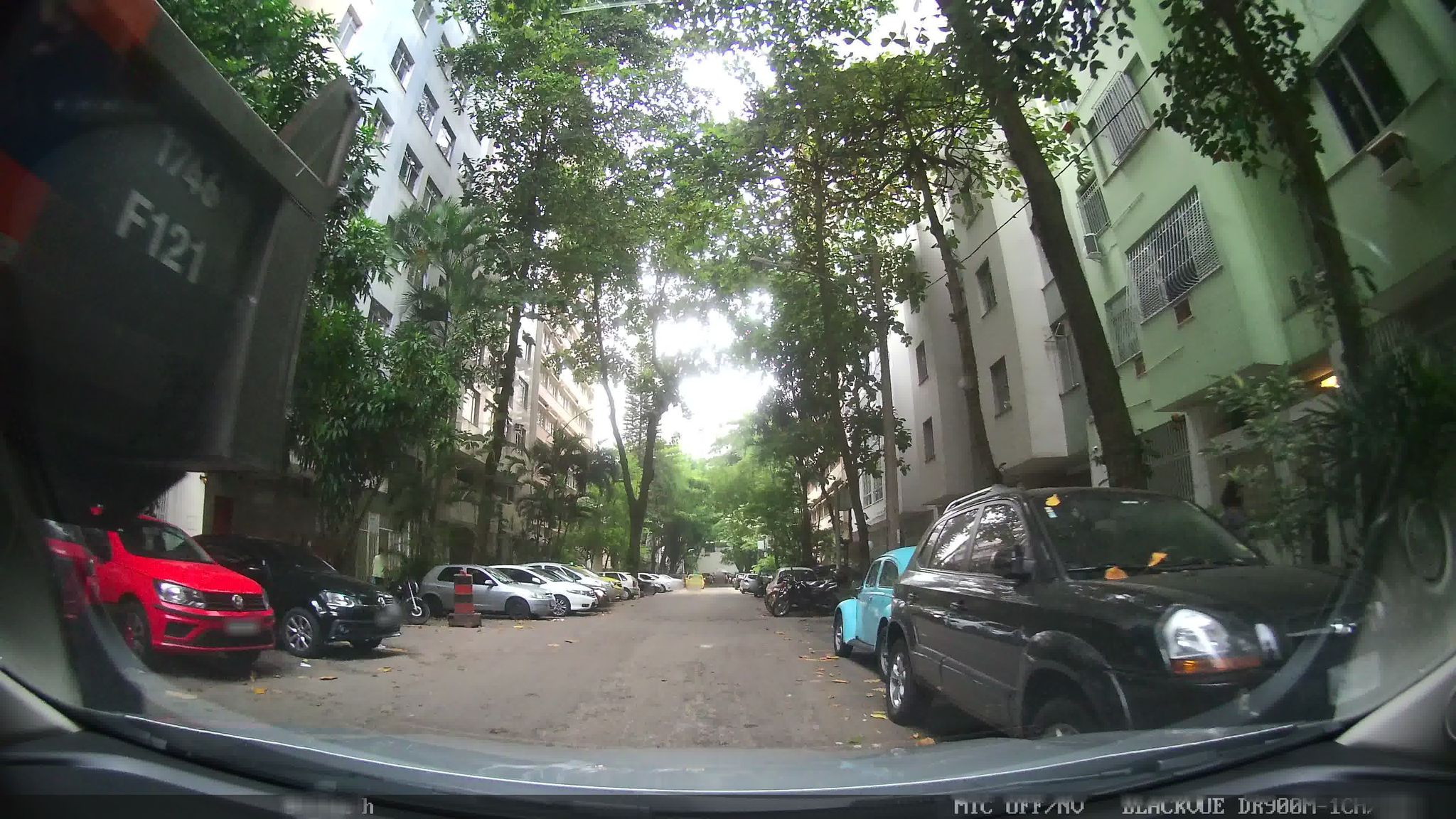 Street-level view near Edifício Ibrahim Maleh, Leme