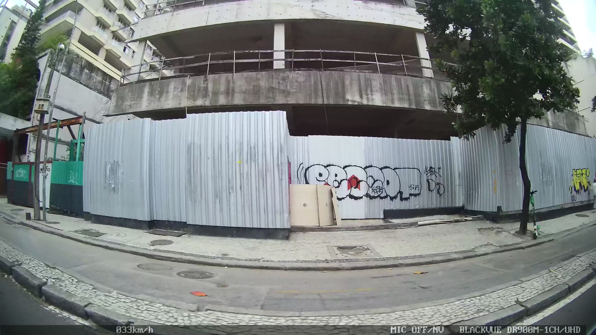 Street-level view near Edifício Ícaro, Ipanema