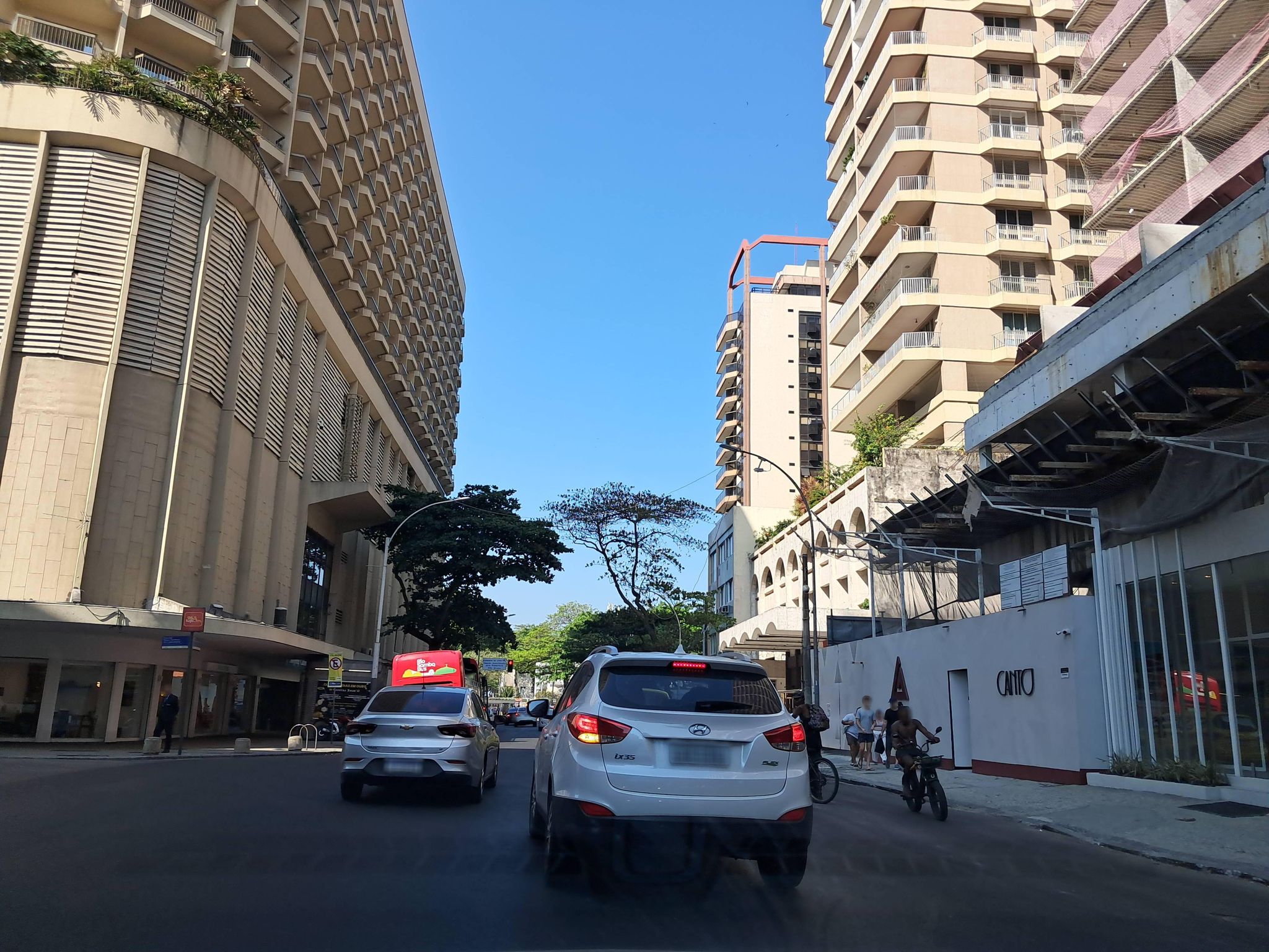 Street-level view near Edifício Ícaro, Copacabana
