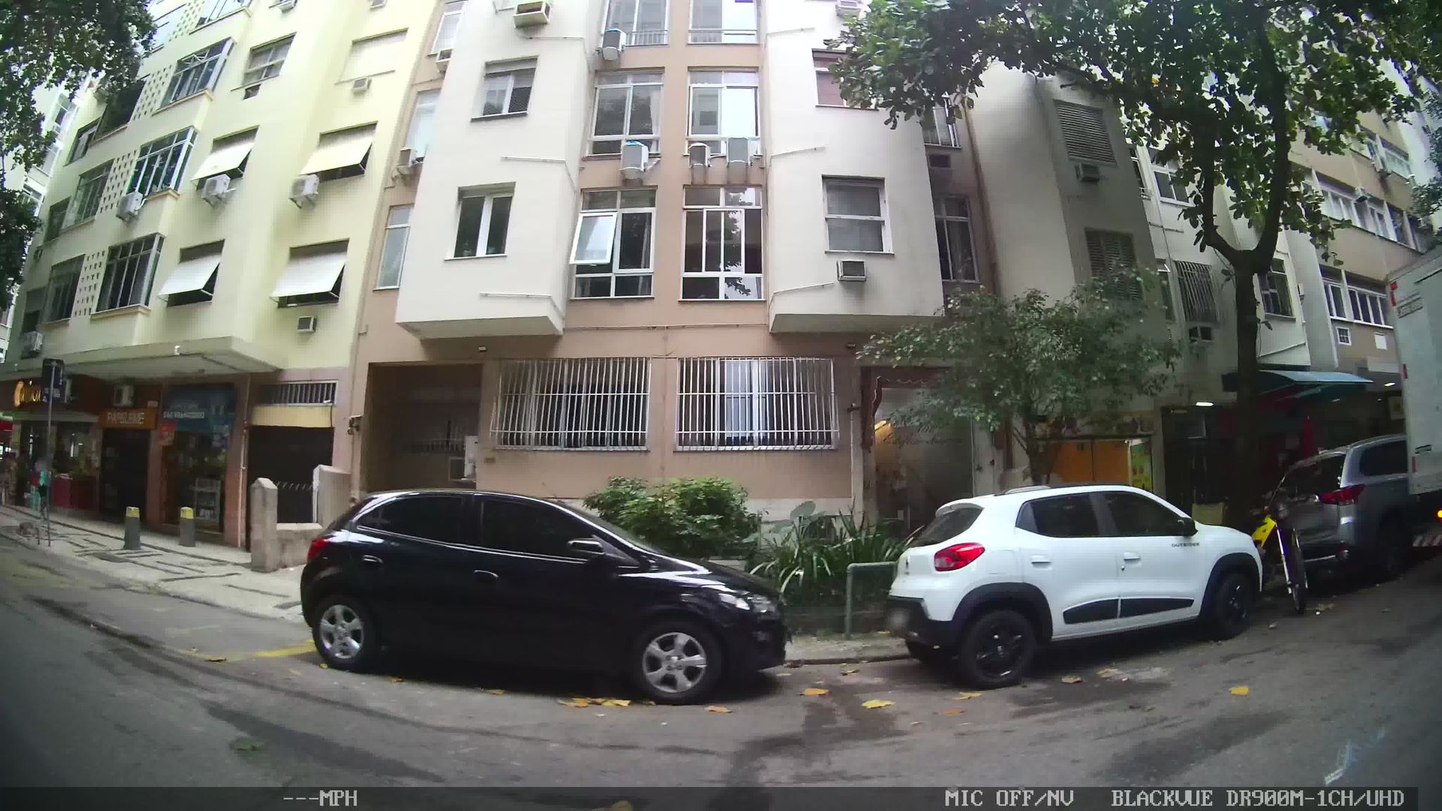 Street-level view near Edifício Ida Maria, Leme