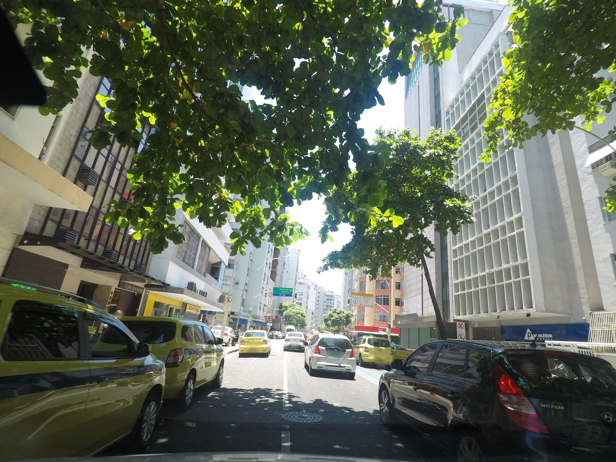Street-level view near Edifício Igrejinha, Leme