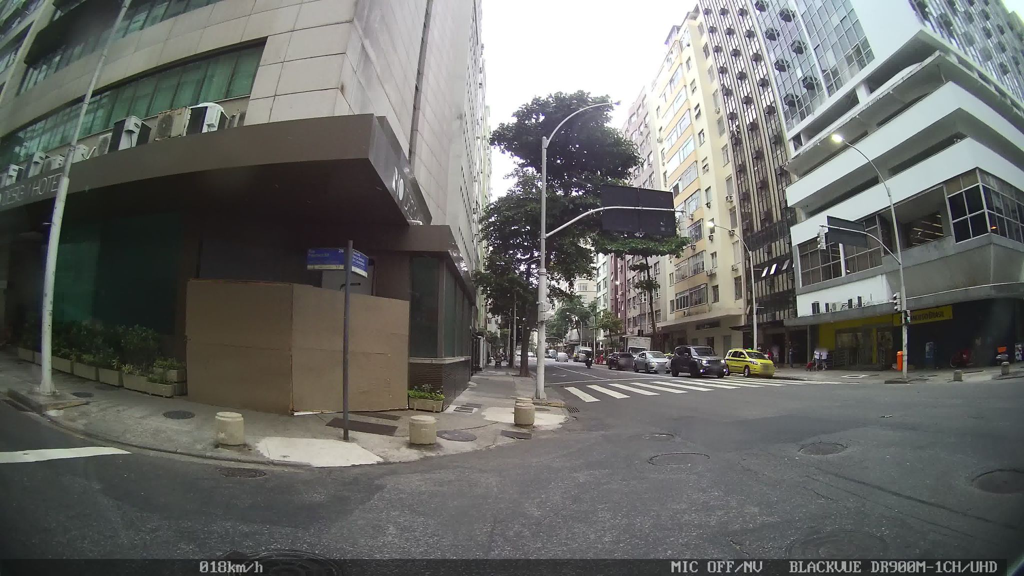 Street-level view near Edifício Igrejinha, Copacabana