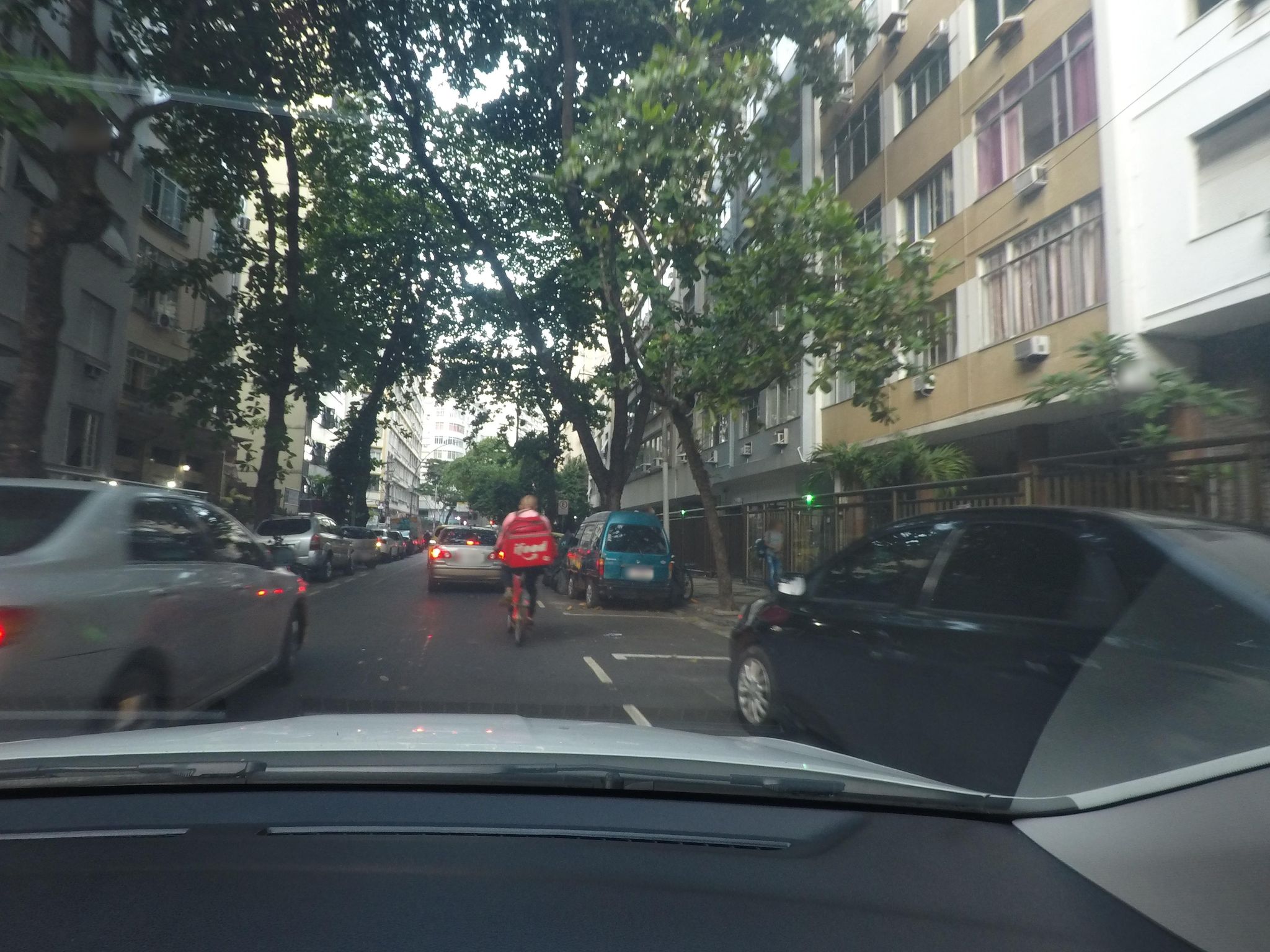 Street-level view near Edifício Iguape, Copacabana