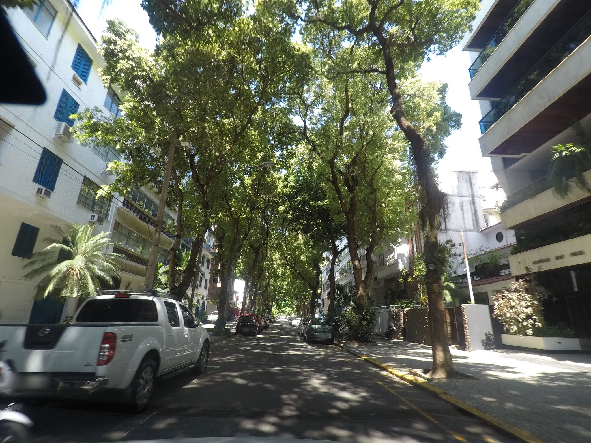 Street-level view near Edifício Ile Dor, Ipanema