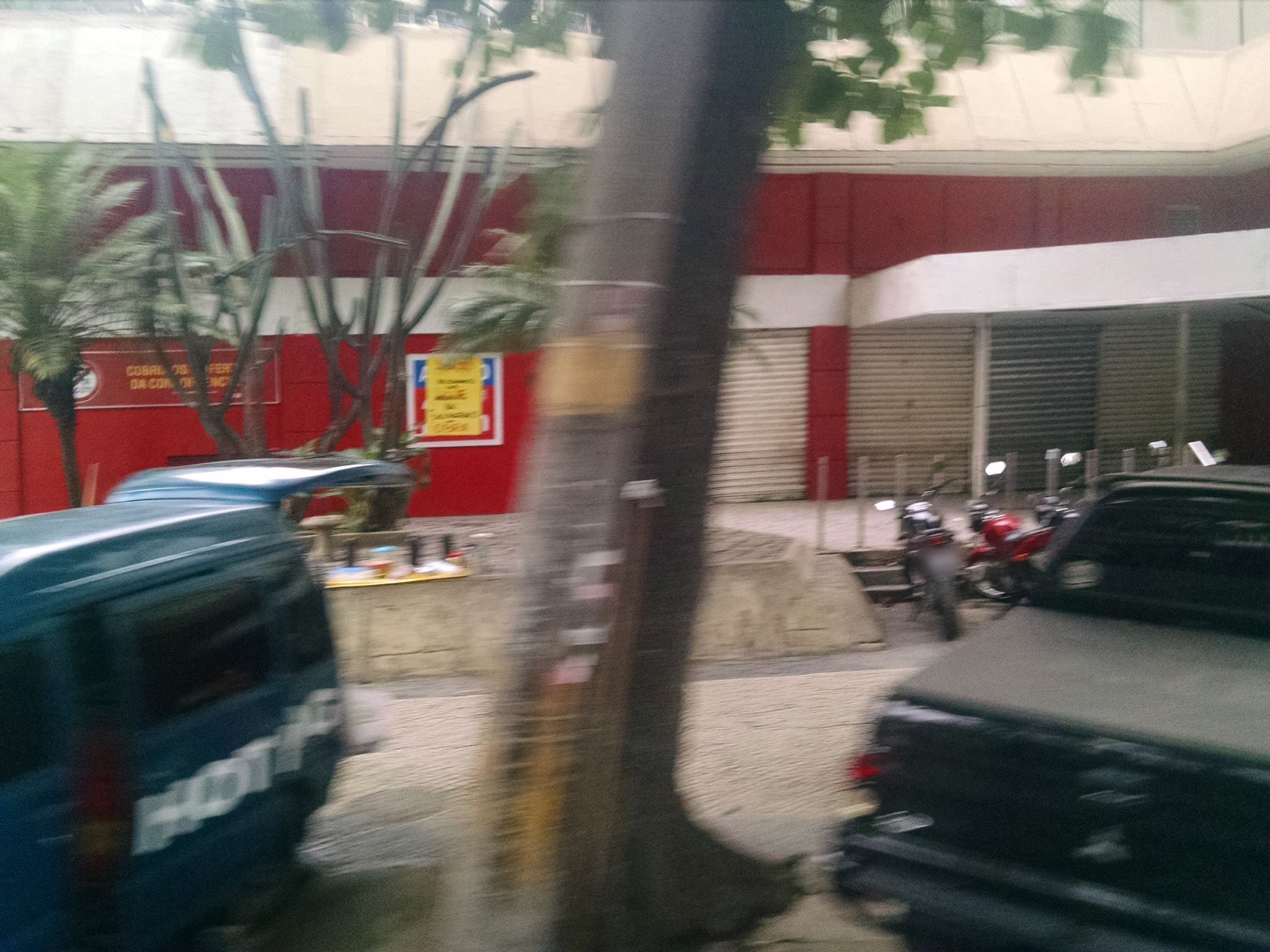 Street-level view near Edifício Ilha das Palmas, São Conrado