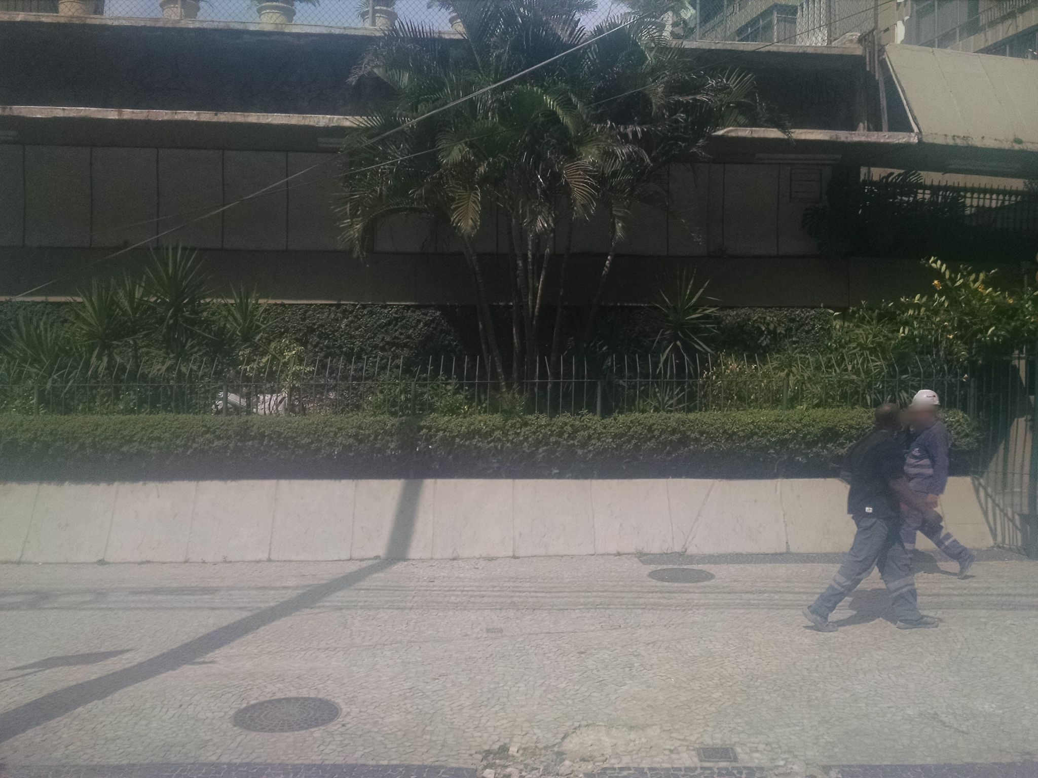 Street-level view near Edifício Ilha das Palmas, Gávea