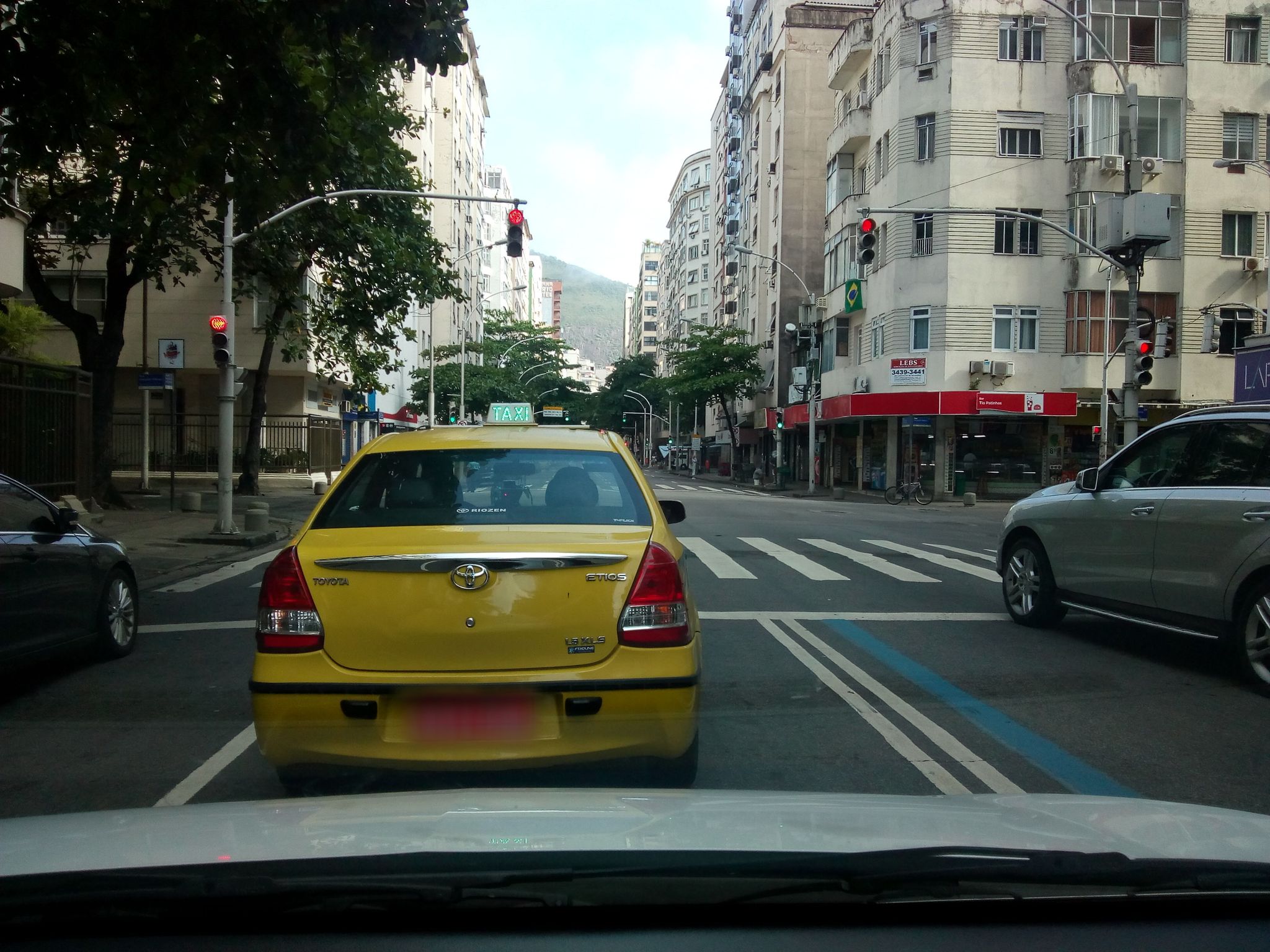 Street-level view near Edifício Imperator, Copacabana