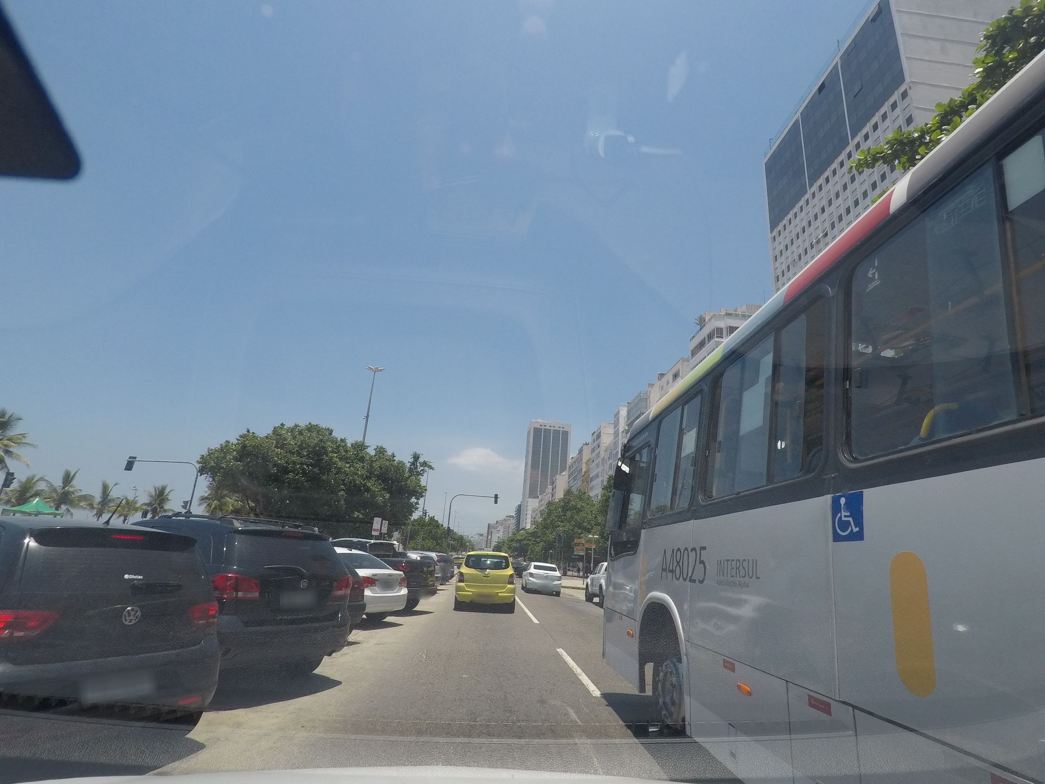 Street-level view near Edifício Inca, Copacabana