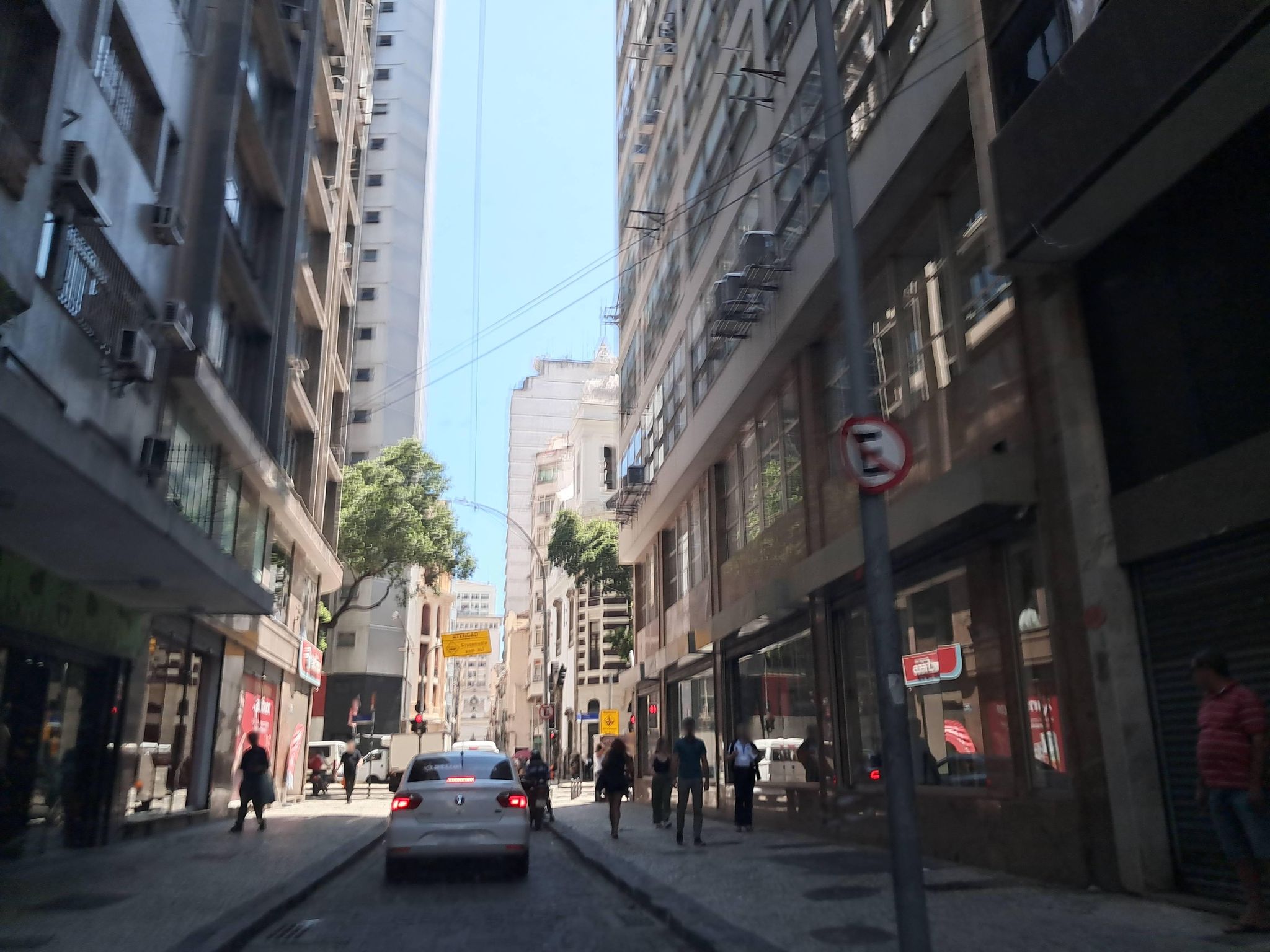 Street-level view near Edifício Indico, Centro