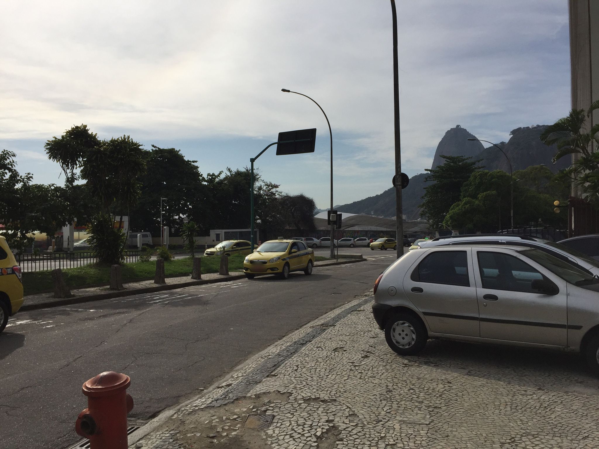 Street-level view near Edifício Infante Dom..., Botafogo
