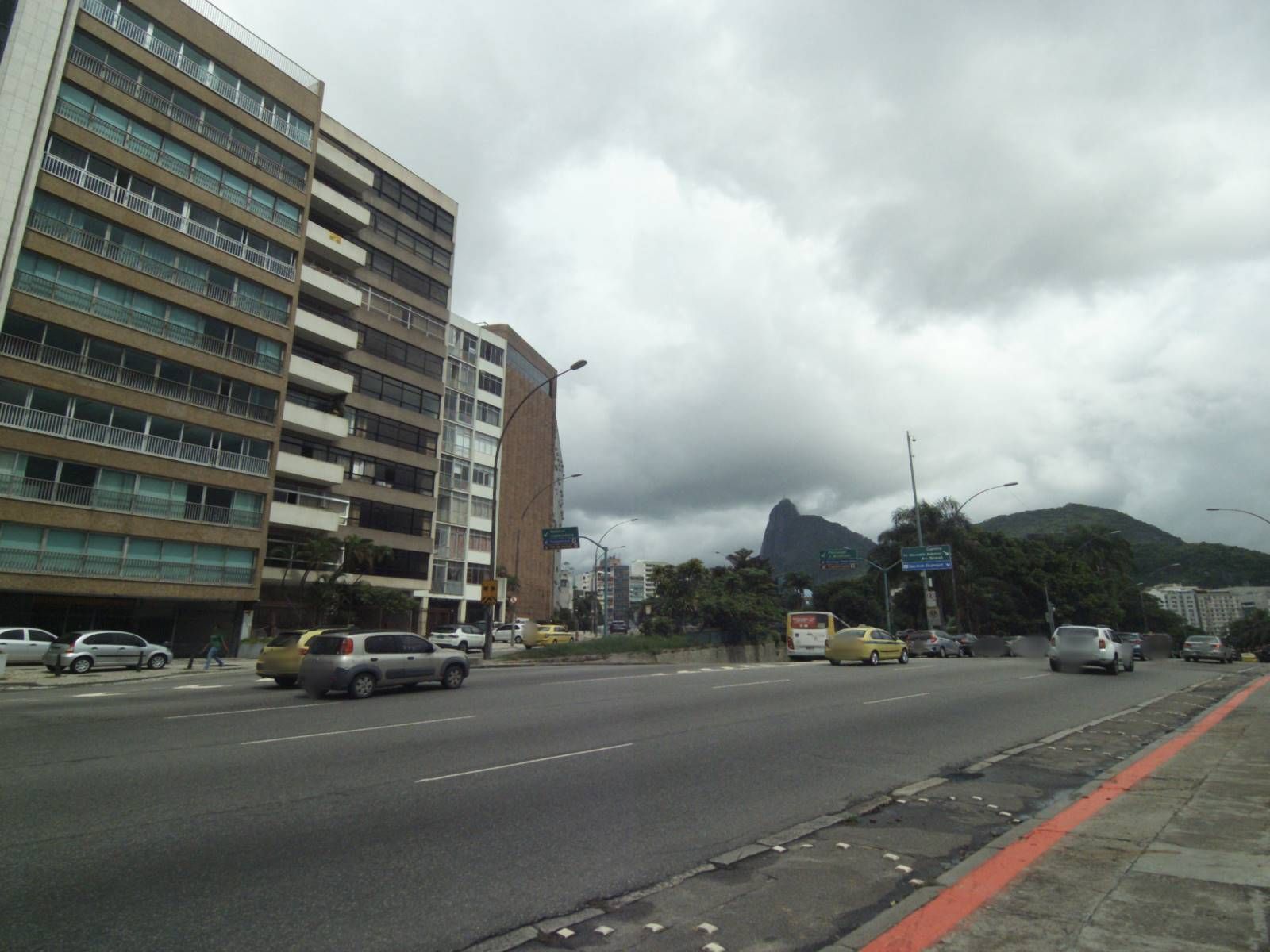 Street-level view near Edifício Infante Dom..., Urca