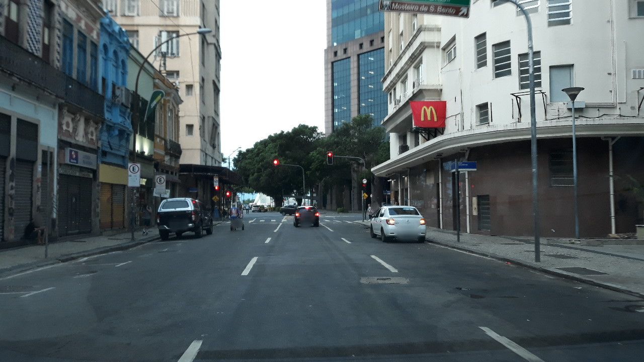 Street-level view near Edifício Internacional, Glória