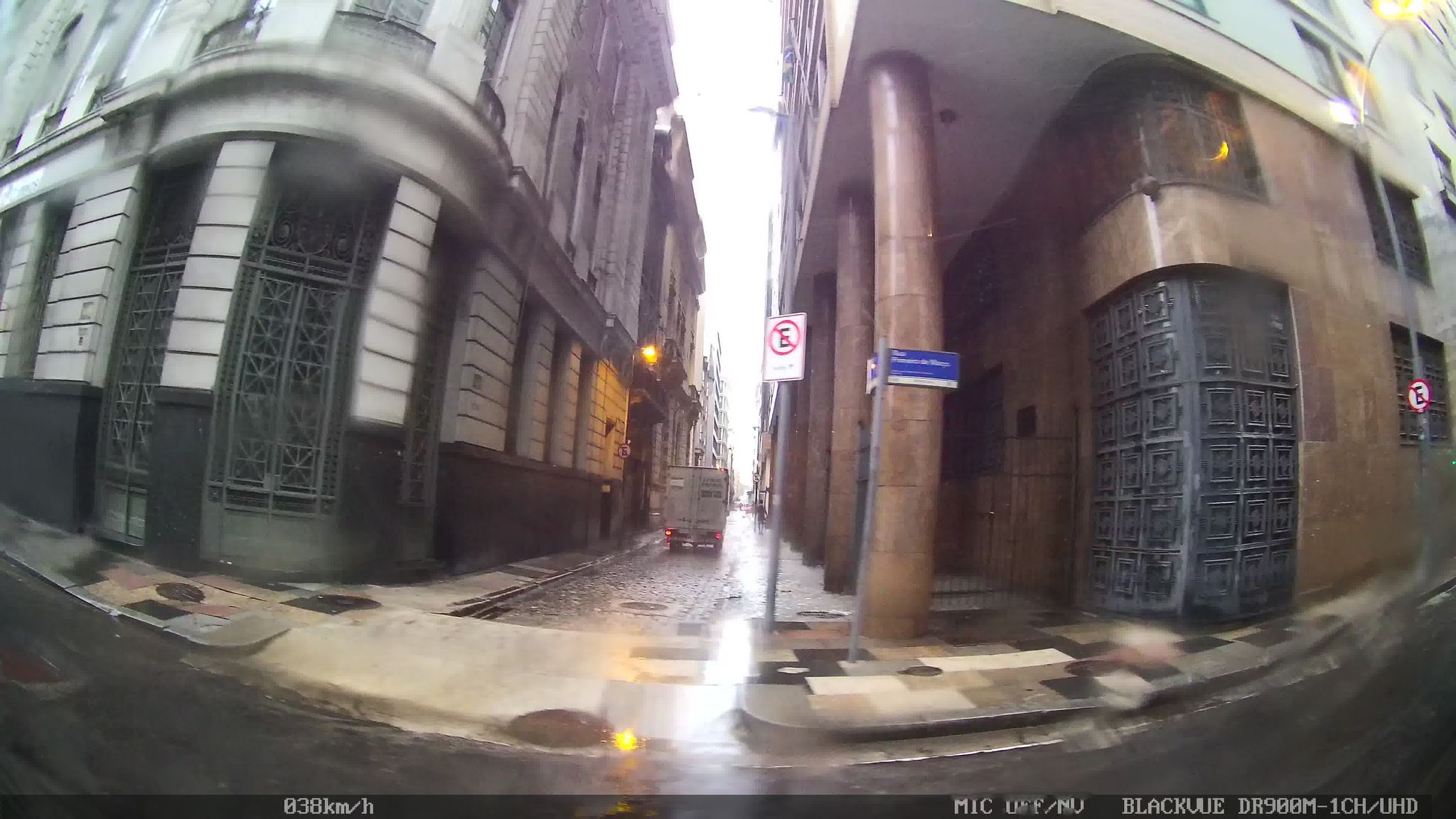 Street-level view near Edifício Investimento, Centro
