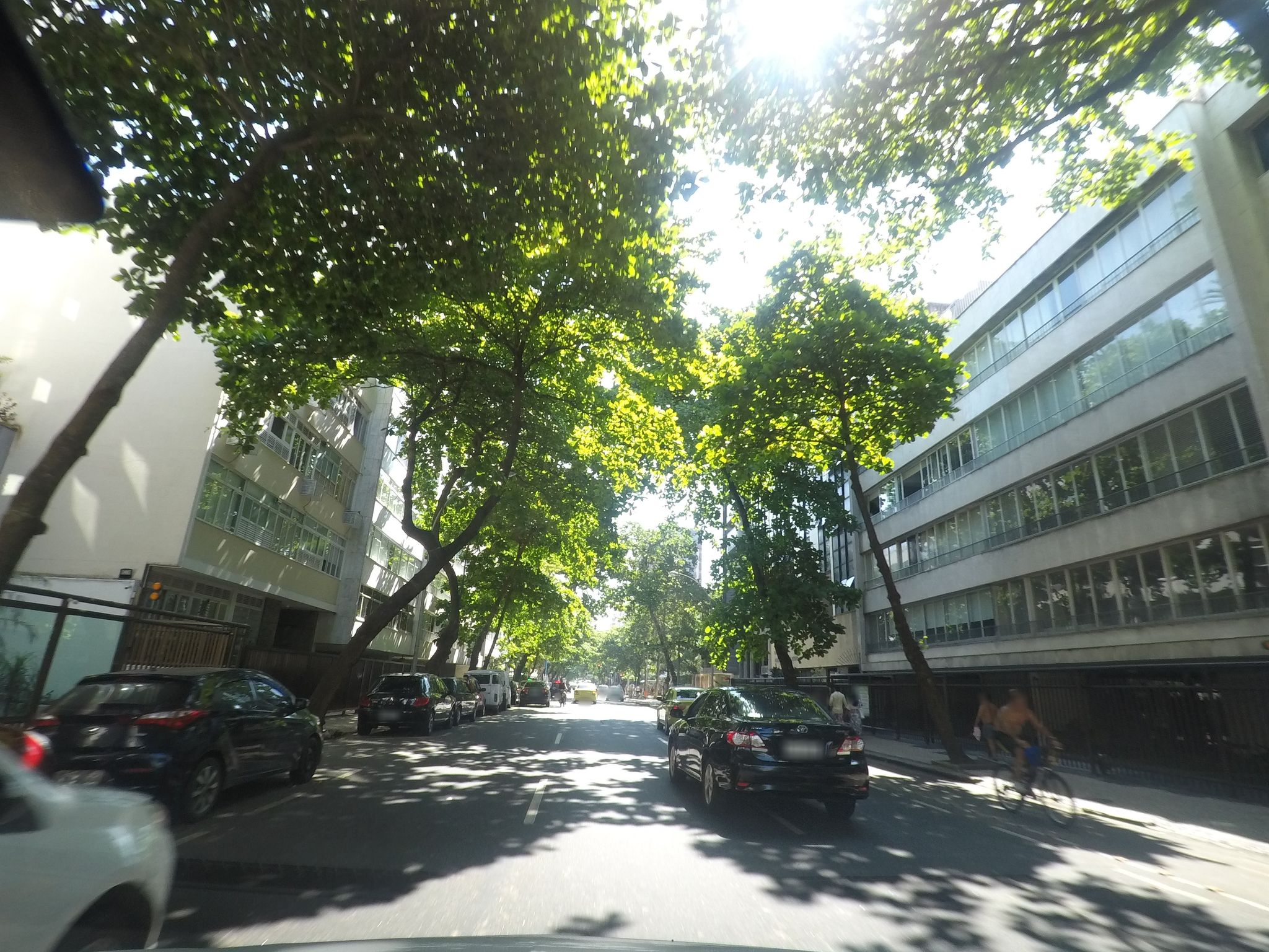 Street-level view near Edifício Ipanema Front Beach, Ipanema