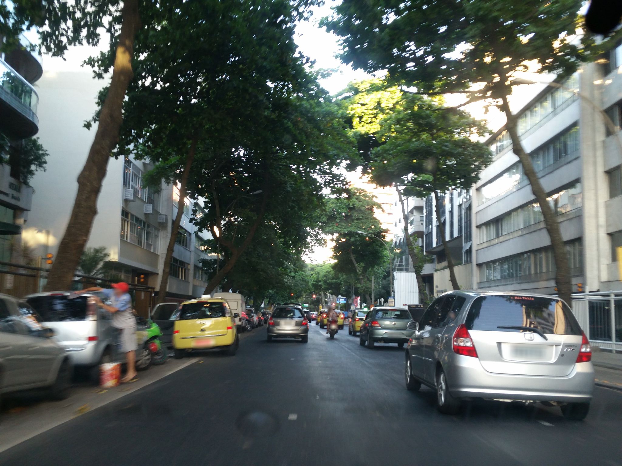 Street-level view near Edifício Ipanema Front Beach, Copacabana
