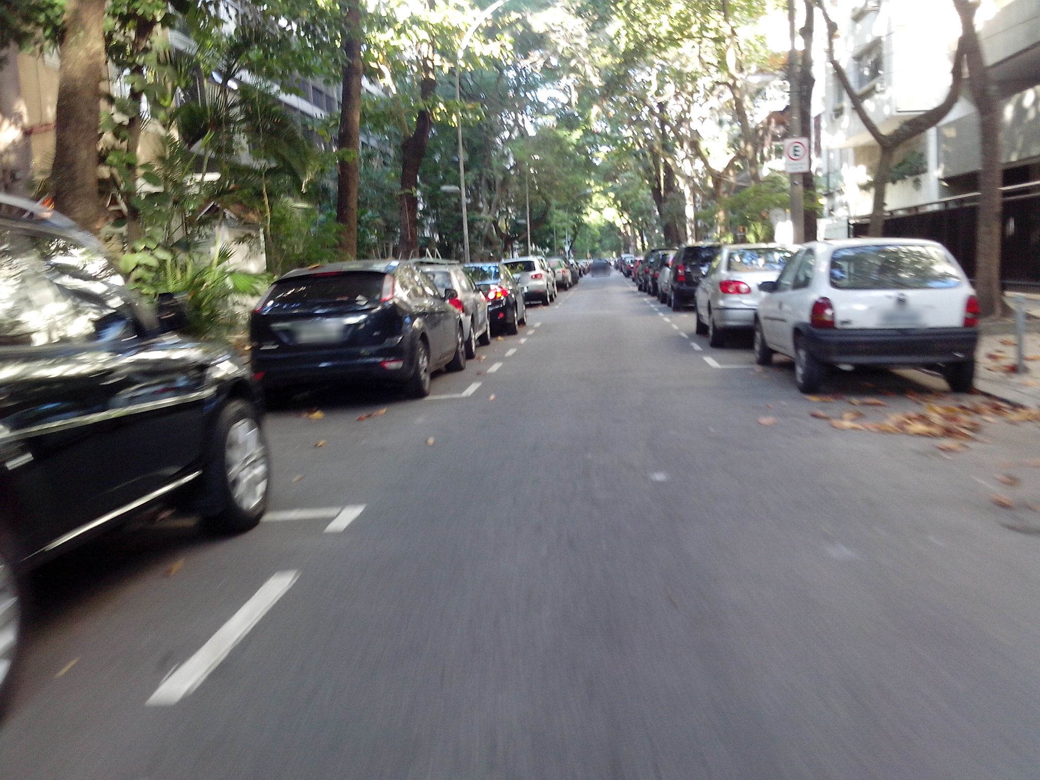 Street-level view near Edifício Ipanema, Ipanema