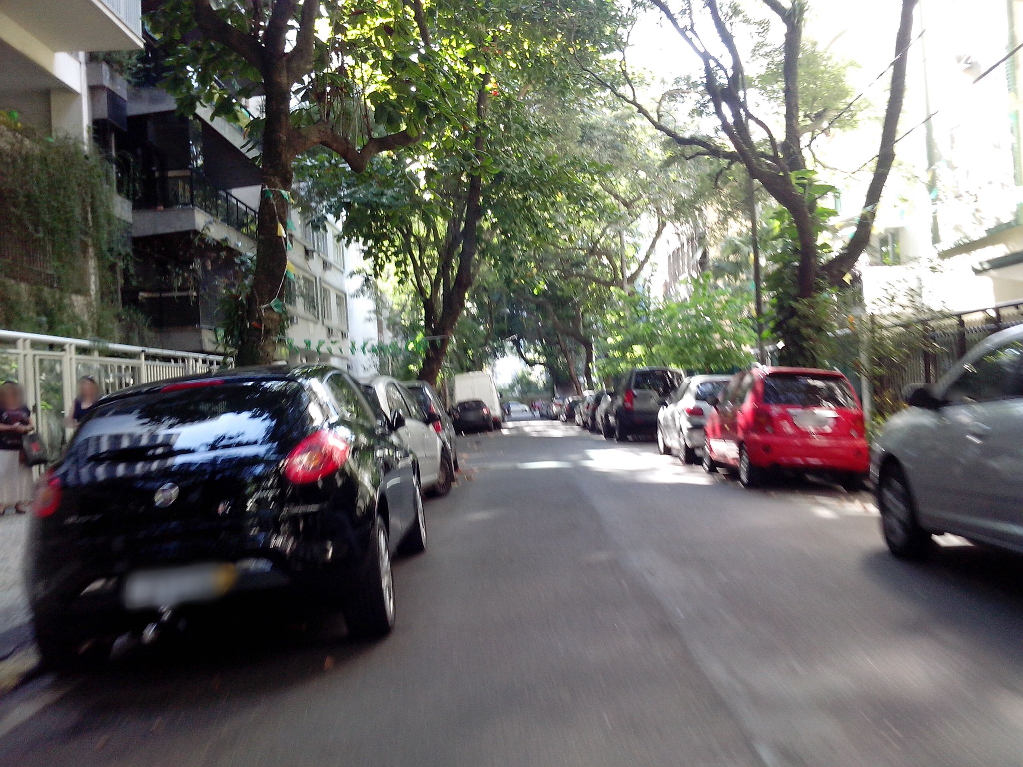 Street-level view near Edifício Ipê, Leblon