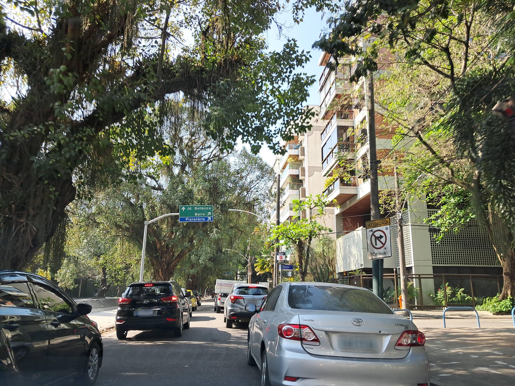 Street-level view near Edifício Ipês, Leblon
