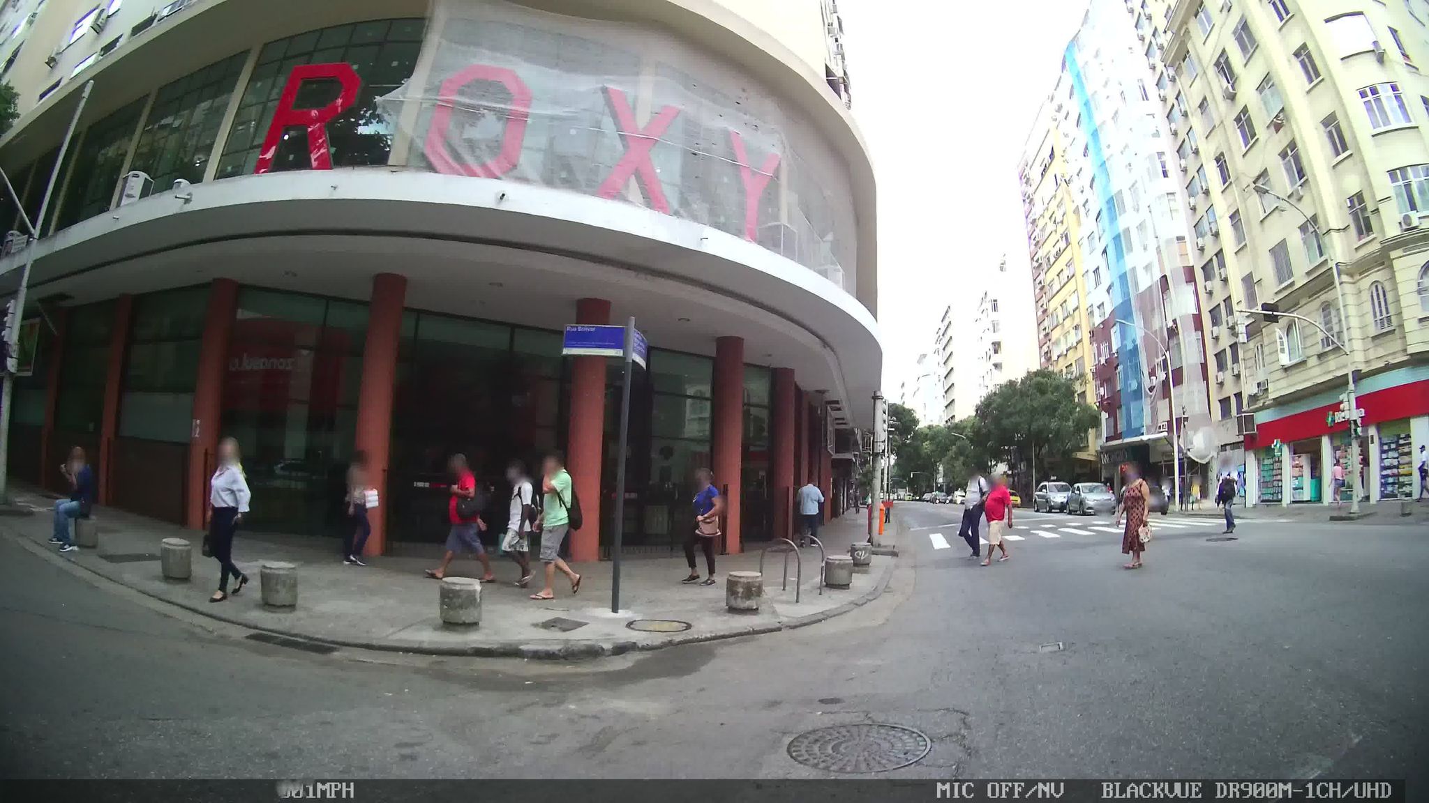 Street-level view near Edifício Ipora, Copacabana