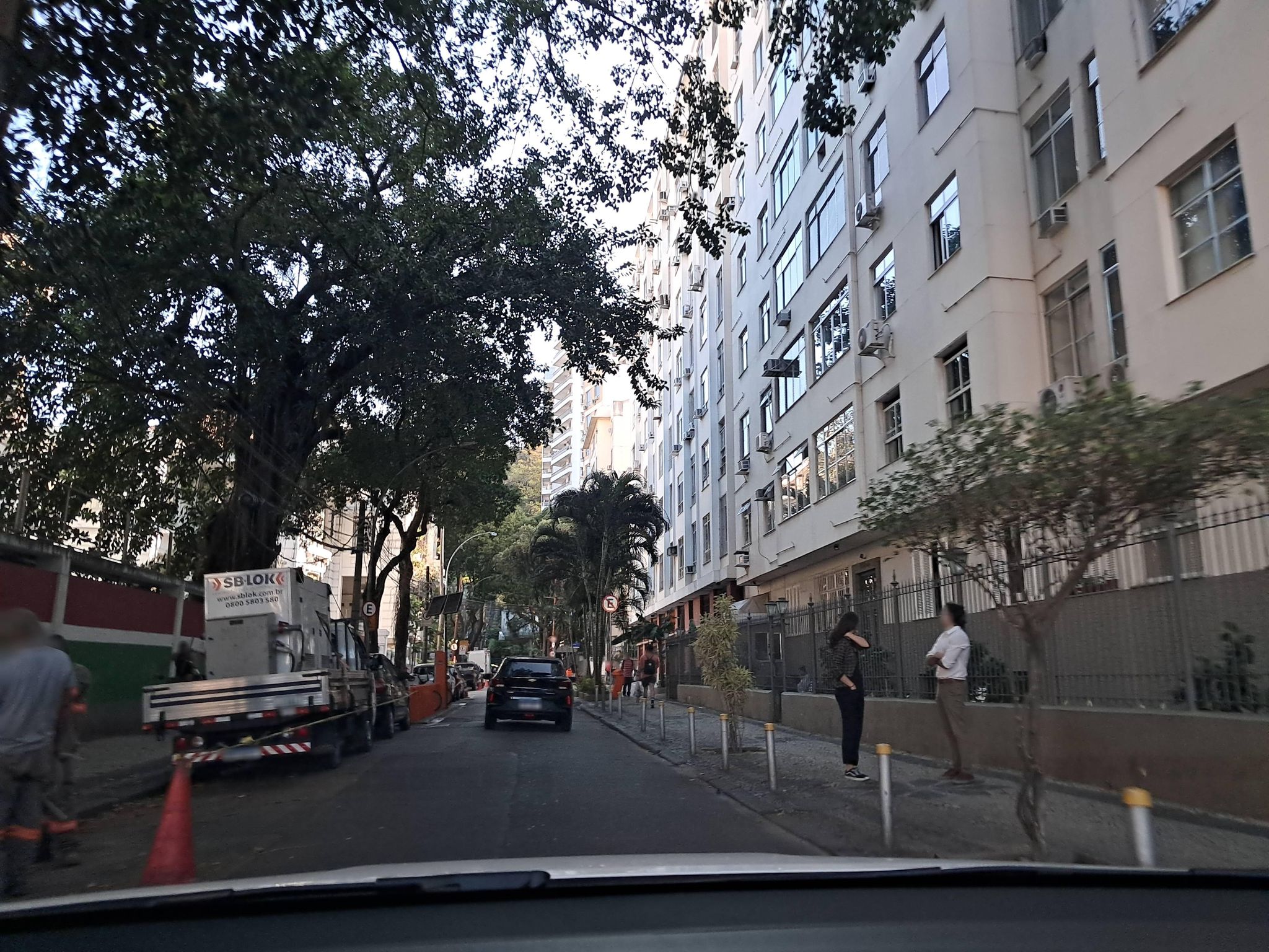 Street-level view near Edifício Iraí, Laranjeiras