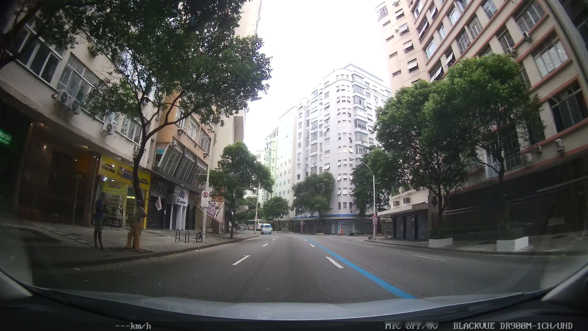 Street-level view near Edifício Irapuan, Copacabana