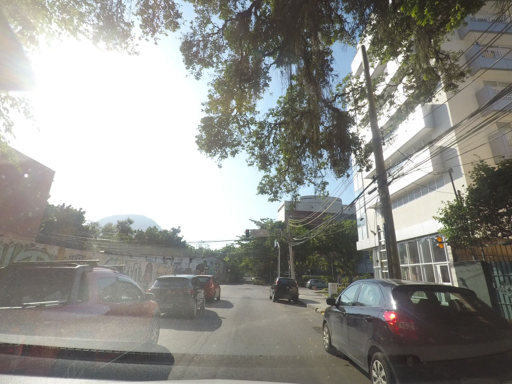 Street-level view near Edifício Irebel, Jardim Botânico