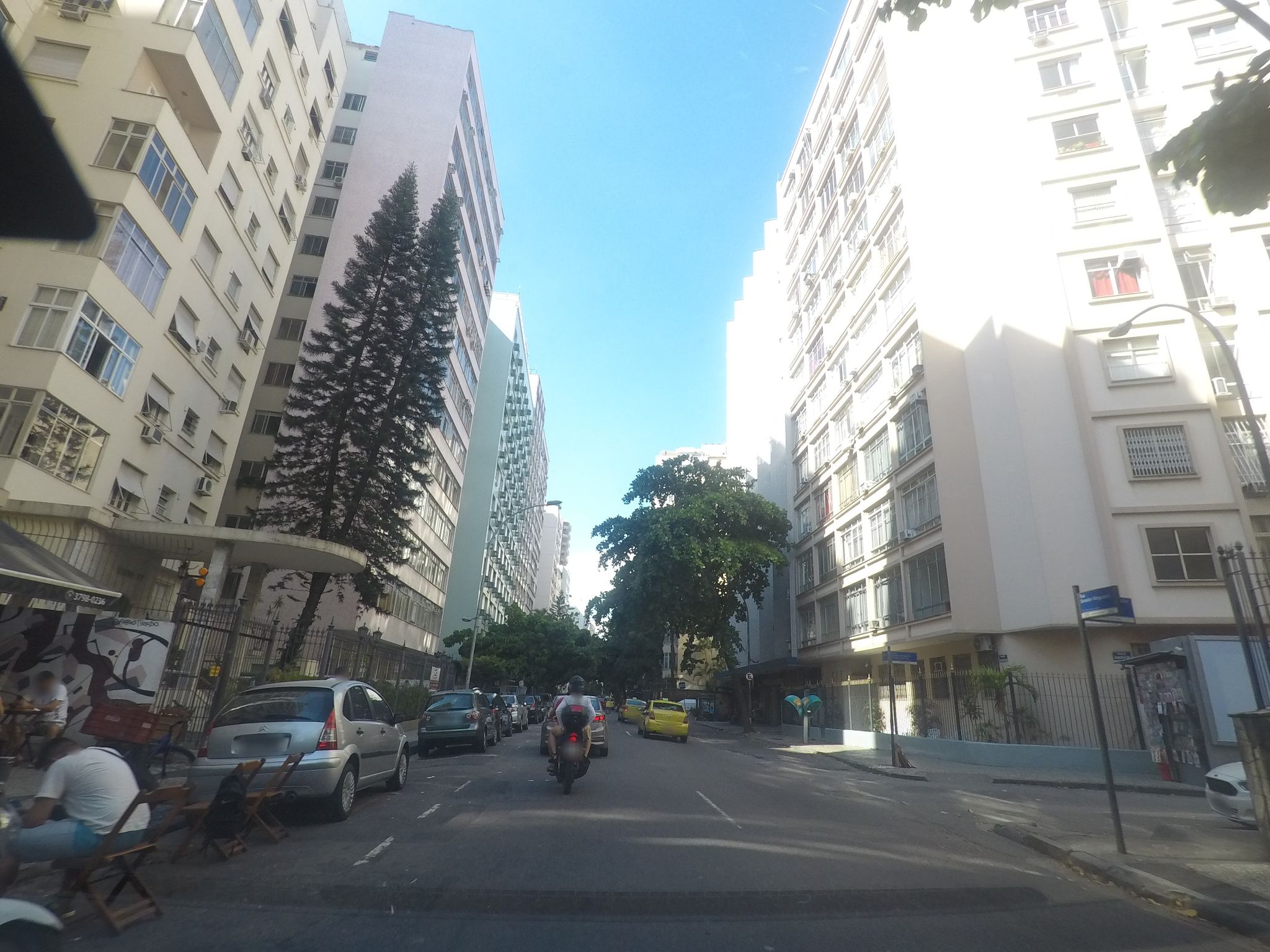 Street-level view near Edifício Irene, Flamengo