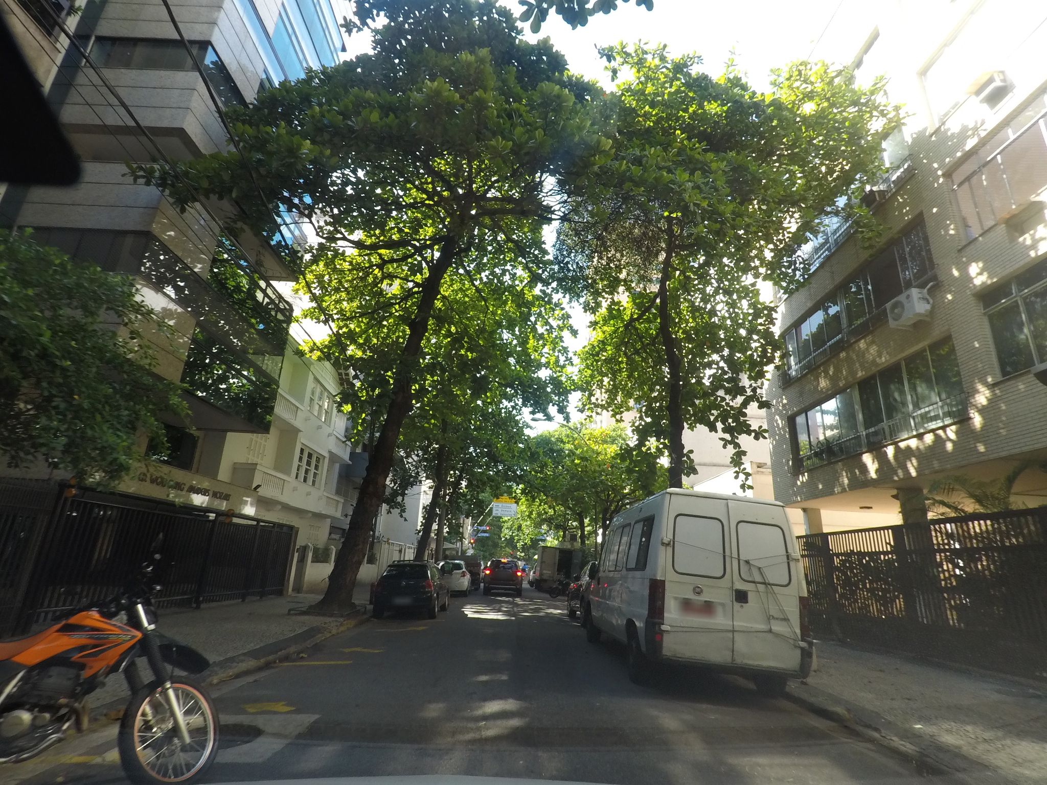 Street-level view near Edifício Isabella, Leblon