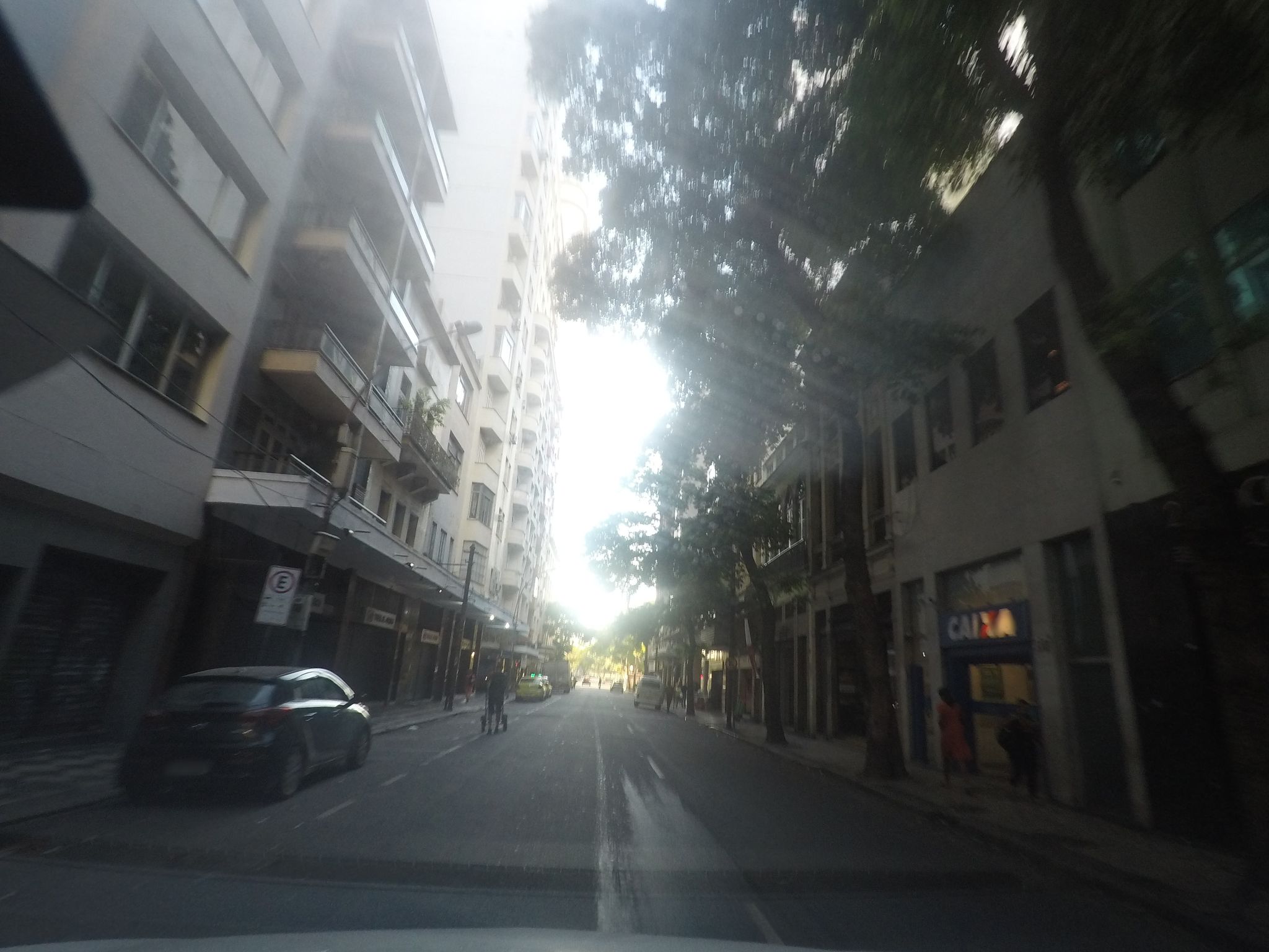 Street-level view near Edifício Ismal Monis Freire, Centro