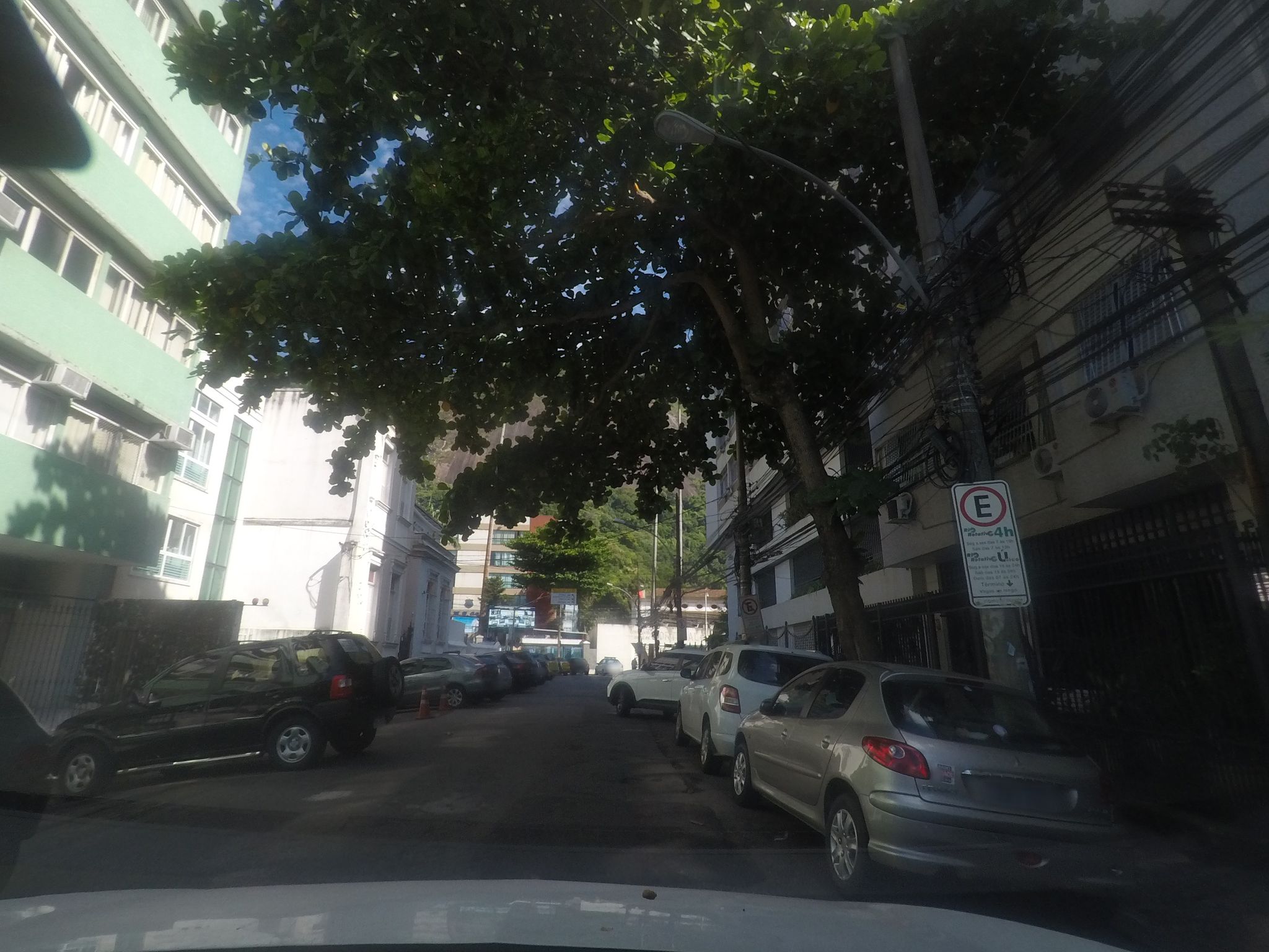 Street-level view near Edifício Itacolomi, Botafogo