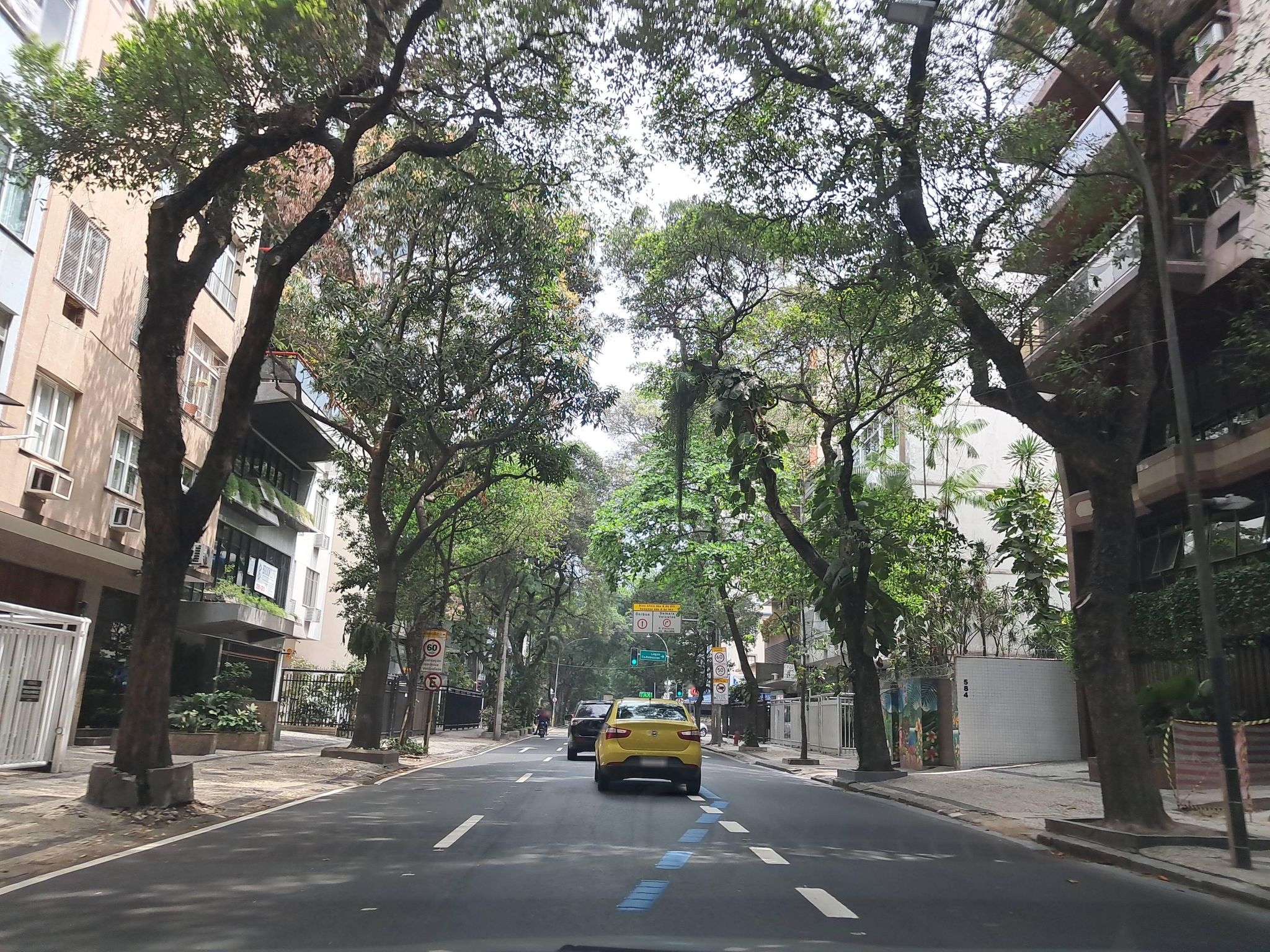 Street-level view near Edifício Itacurussá, Ipanema