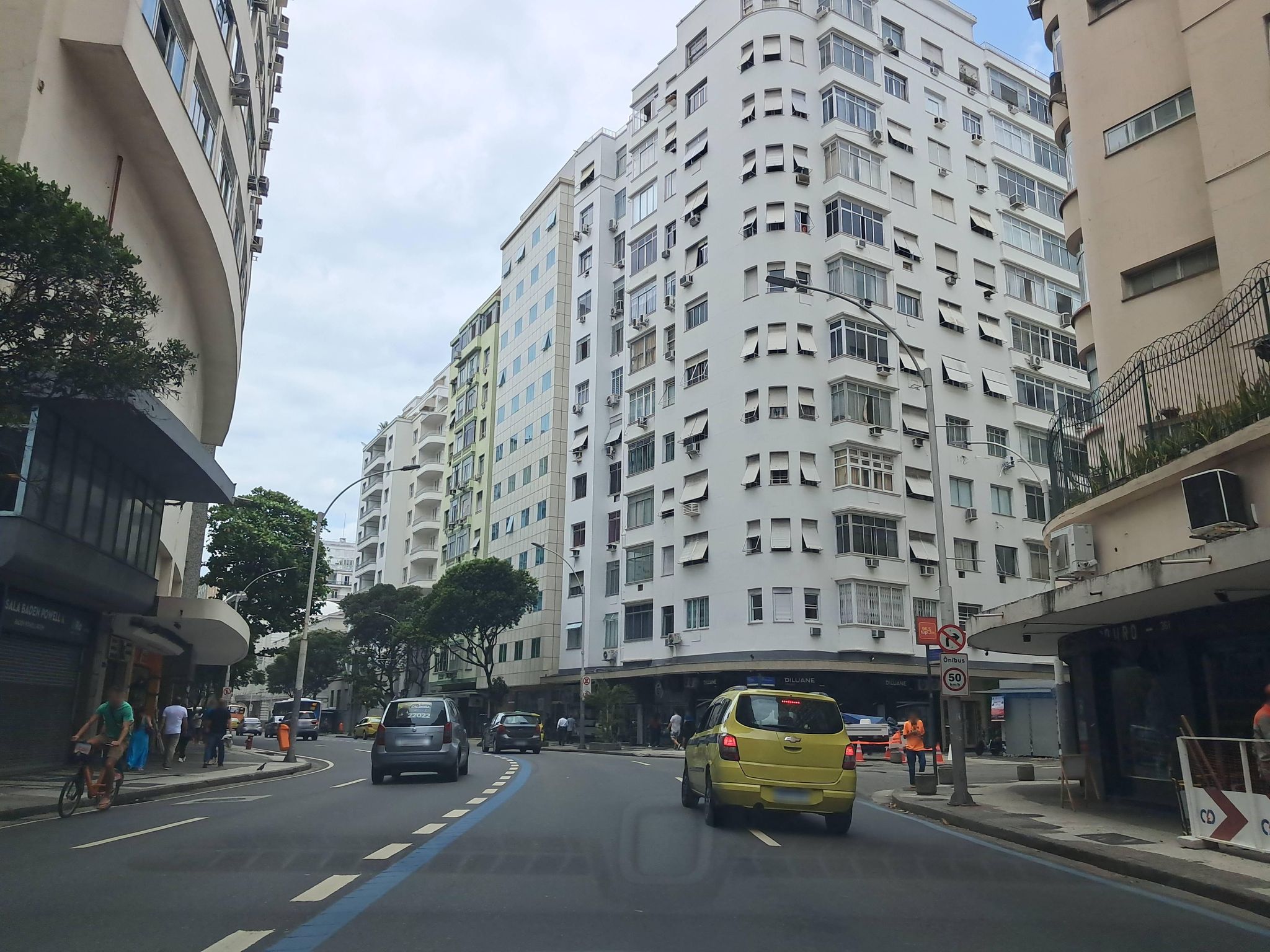 Street-level view near Edíficio Itaguassú, Leme