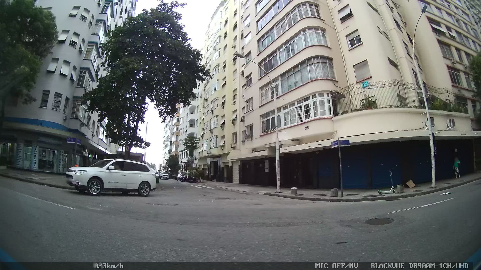 Street-level view near Edíficio Itaguassú, Copacabana