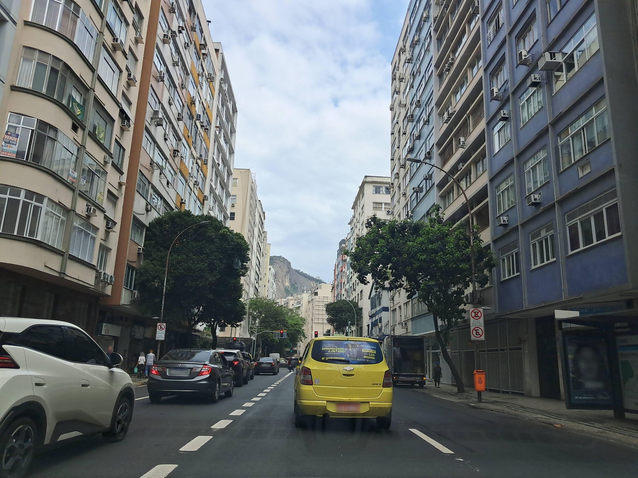 Street-level view near Edifício Itaobi, Copacabana