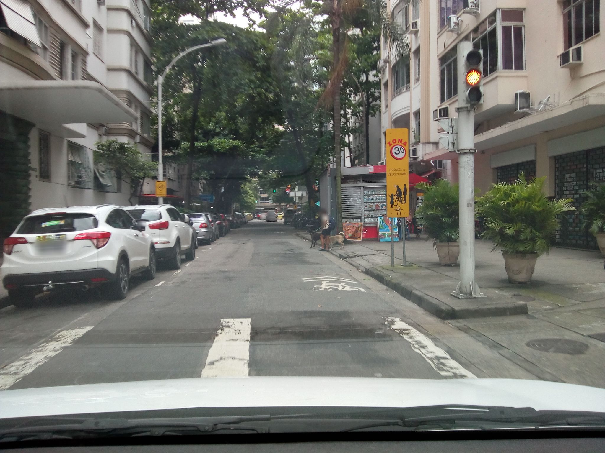 Street-level view near Edifício Itaoca, Copacabana