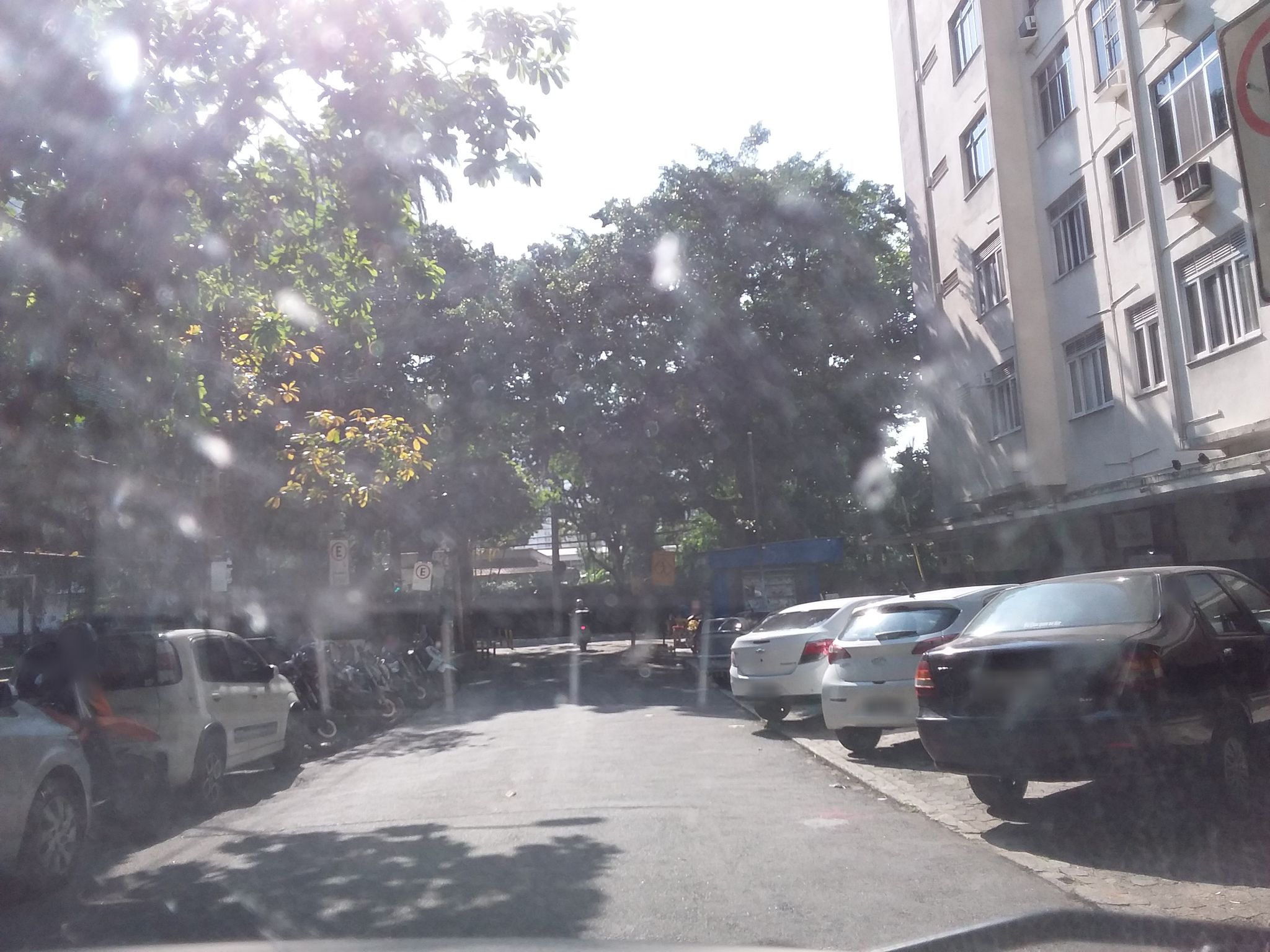 Street-level view near Edifício Itapemirim, Botafogo