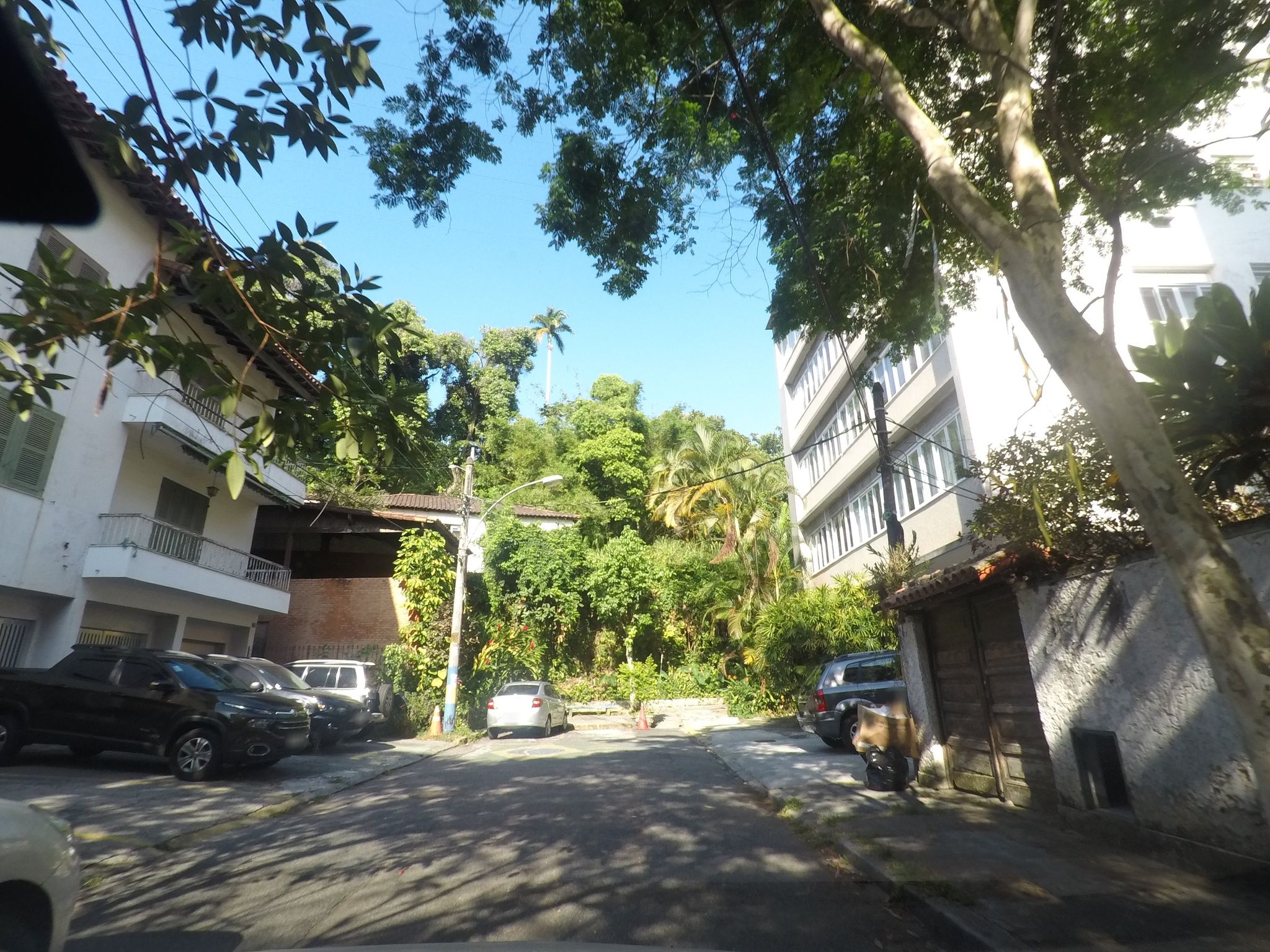 Street-level view near Edifício Itapoan, Jardim Botânico