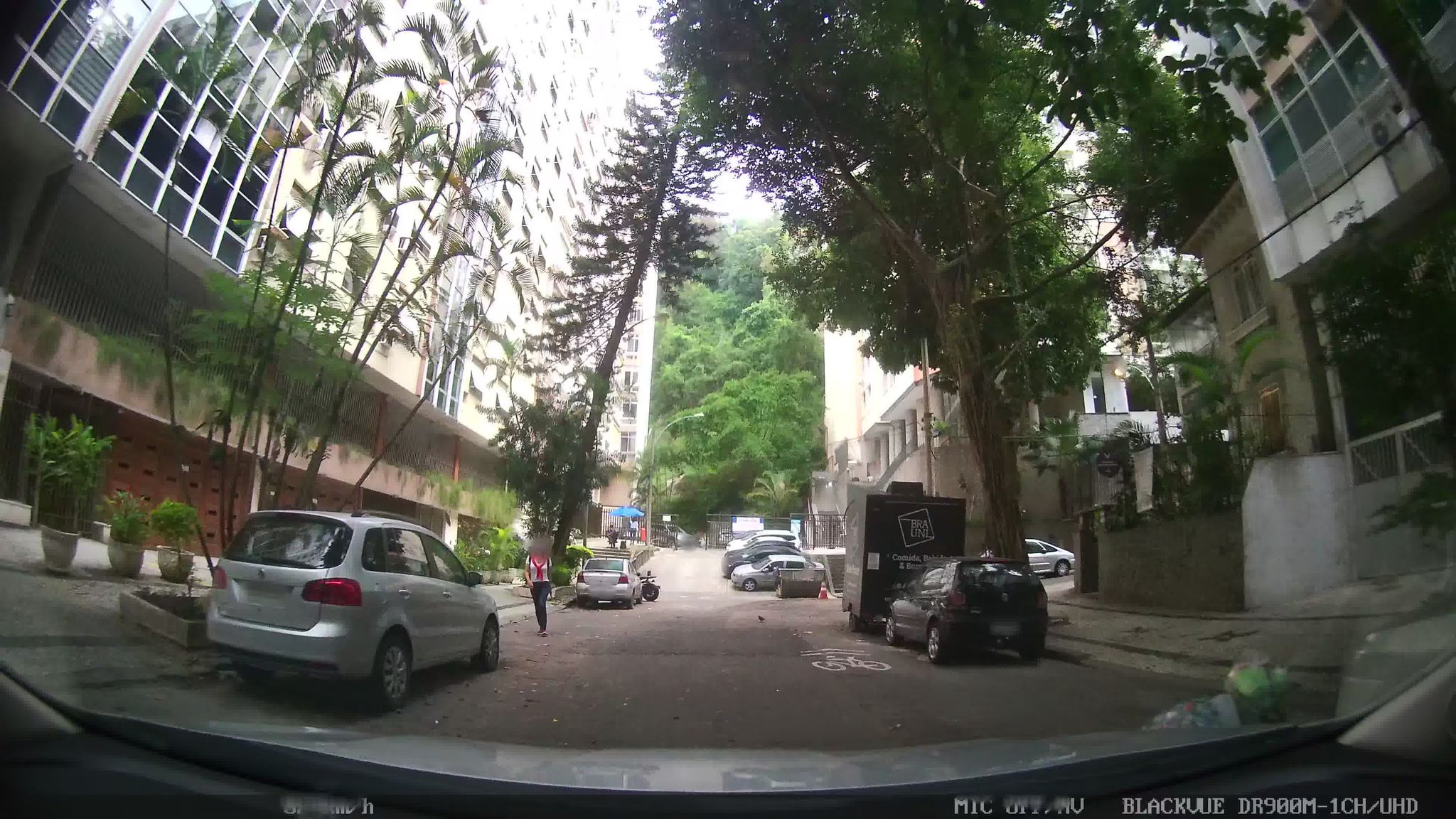 Street-level view near Edifício Itaporã, Copacabana