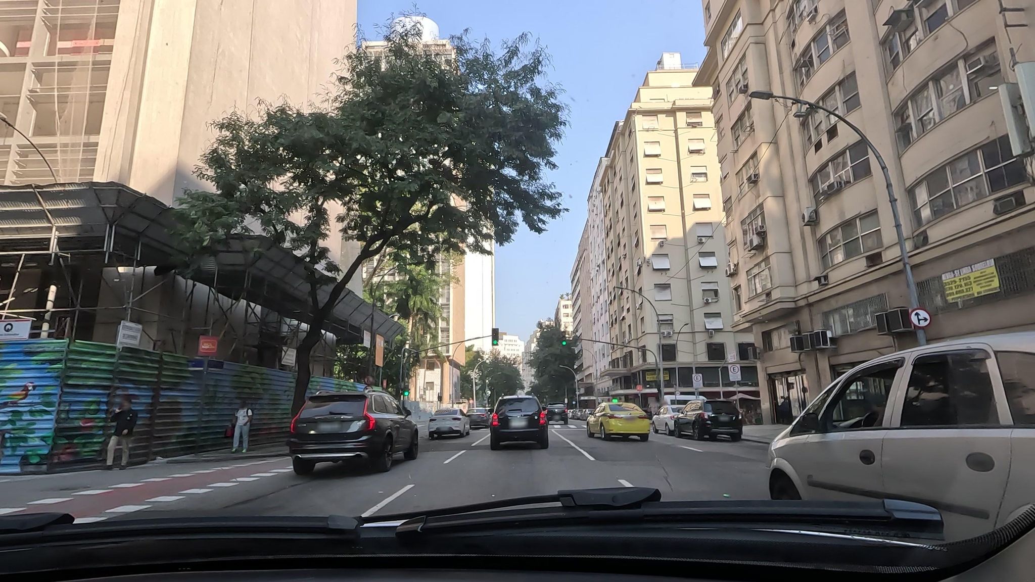 Street-level view near Edifício Itauna, Centro