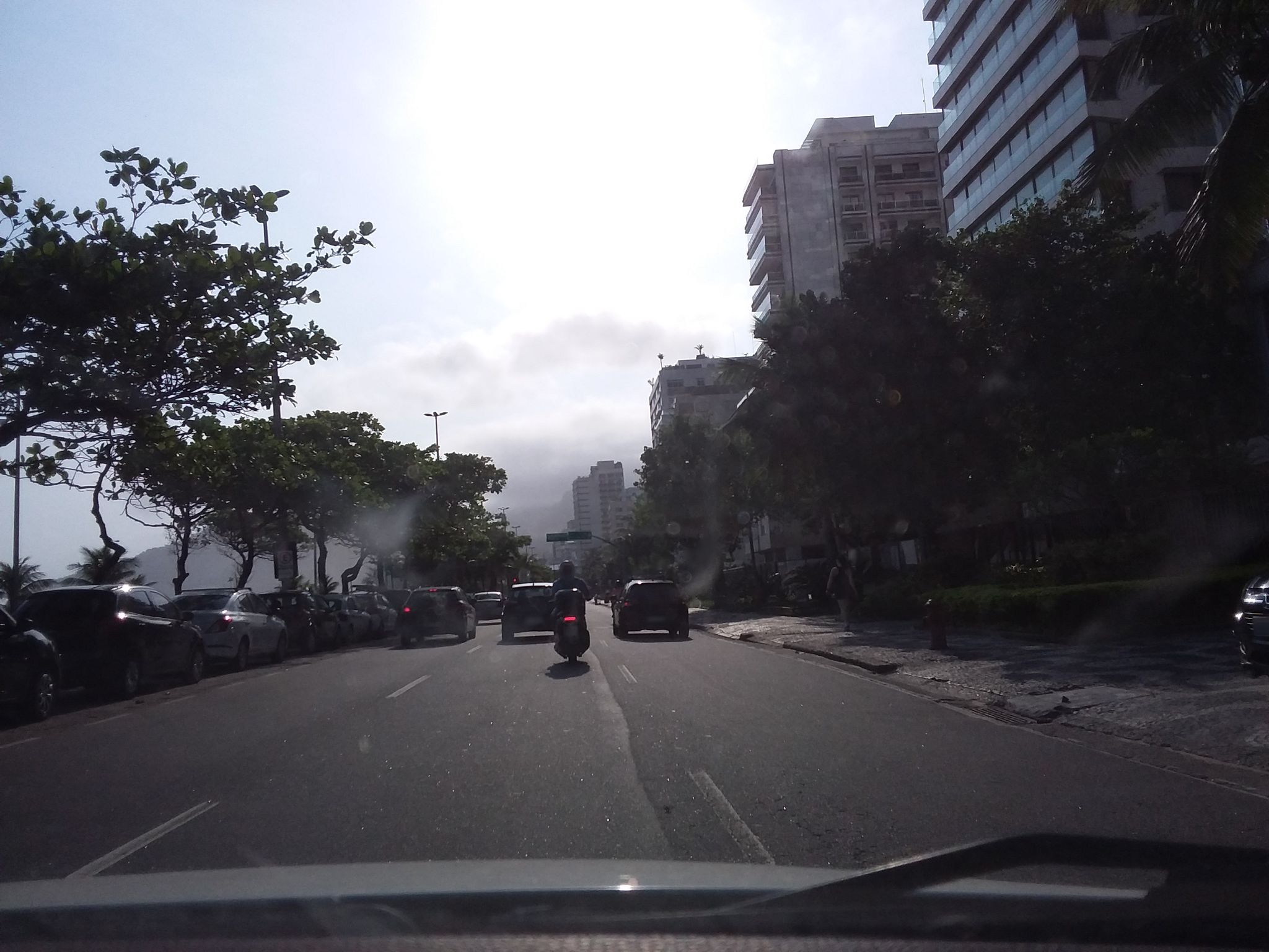 Street-level view near Edifício Ituiutaba, Leblon