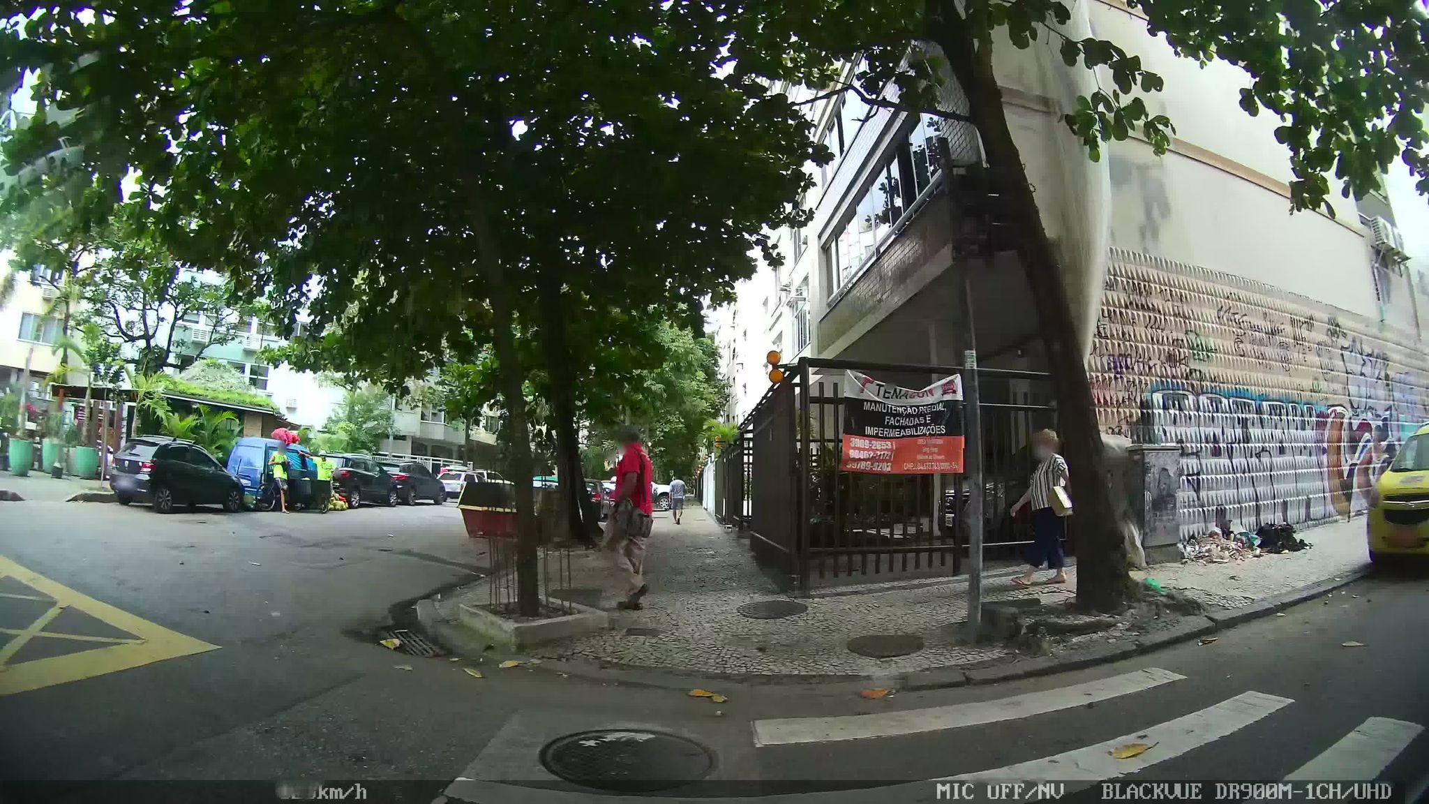 Street-level view near Edifício Jabuti, Ipanema