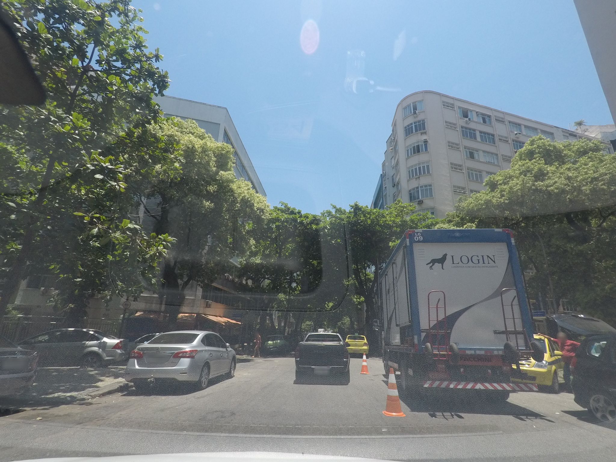 Street-level view near Edifício Jacui, Copacabana