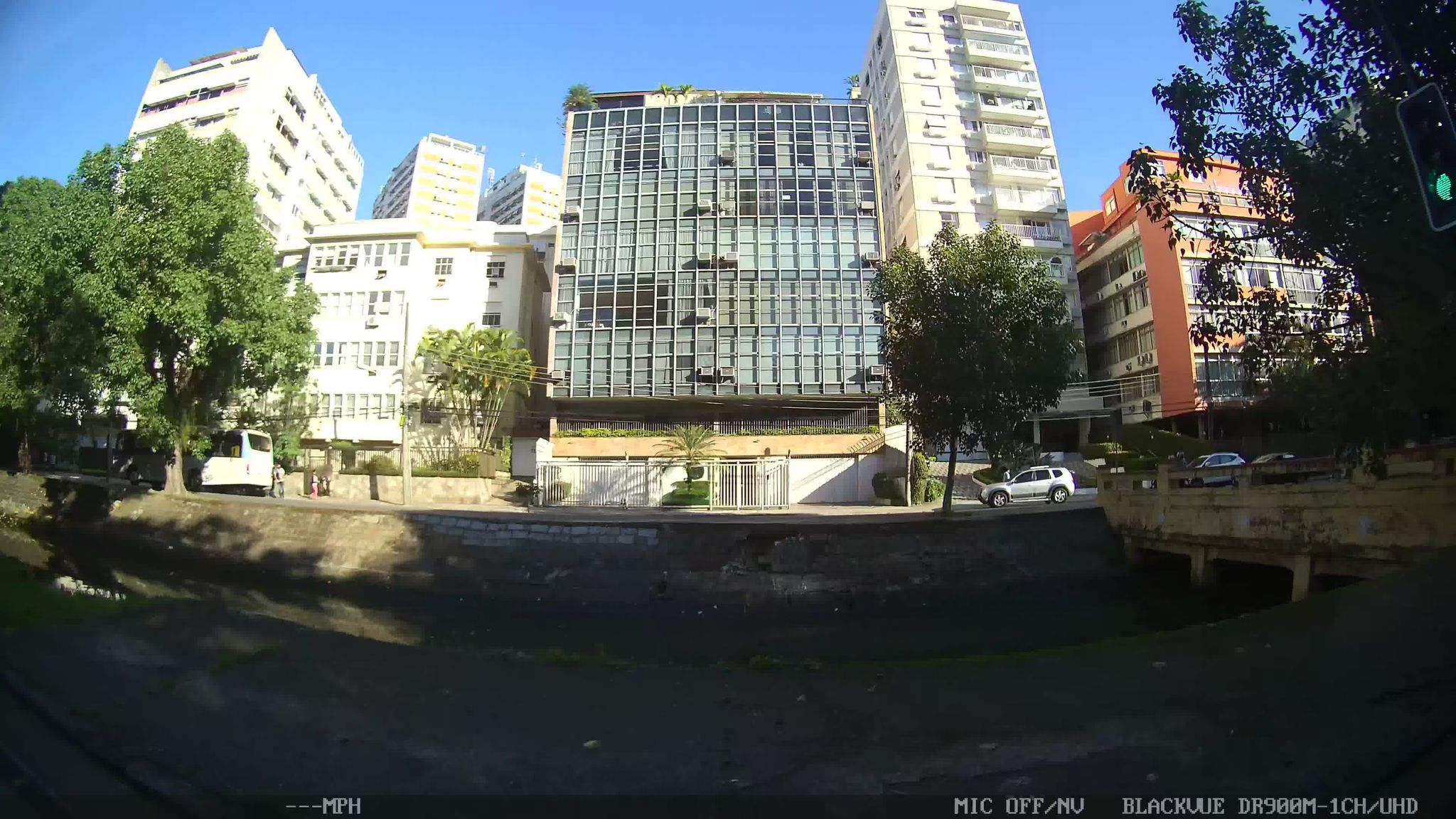 Street-level view near Edifício Jacumá, Leblon